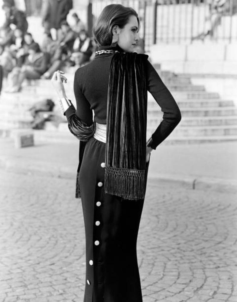 1985 Yves Saint Laurent jupe maxi en crêpe noir avec boutons en strass au dos en vente 15