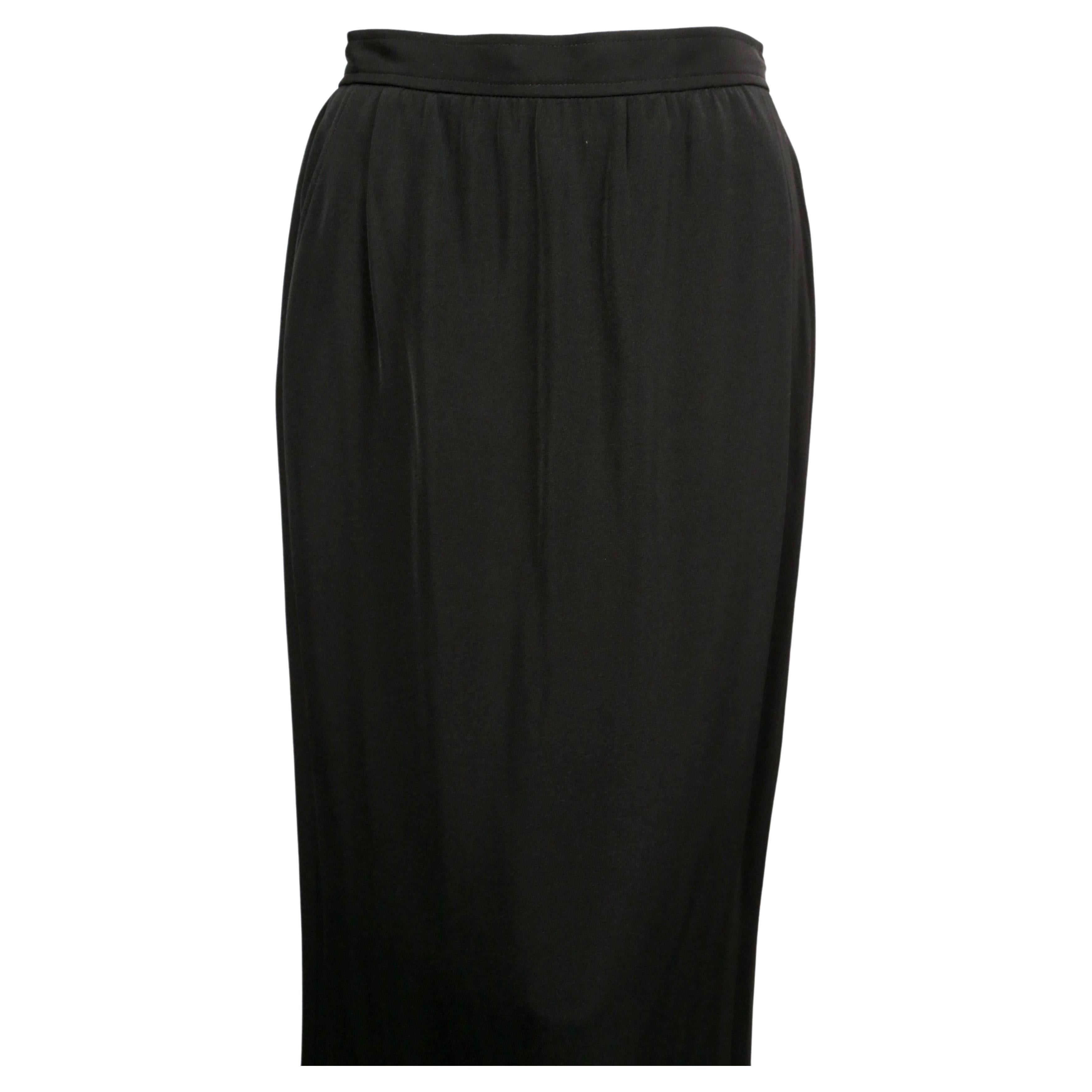Noir 1985 Yves Saint Laurent jupe maxi en crêpe noir avec boutons en strass au dos en vente