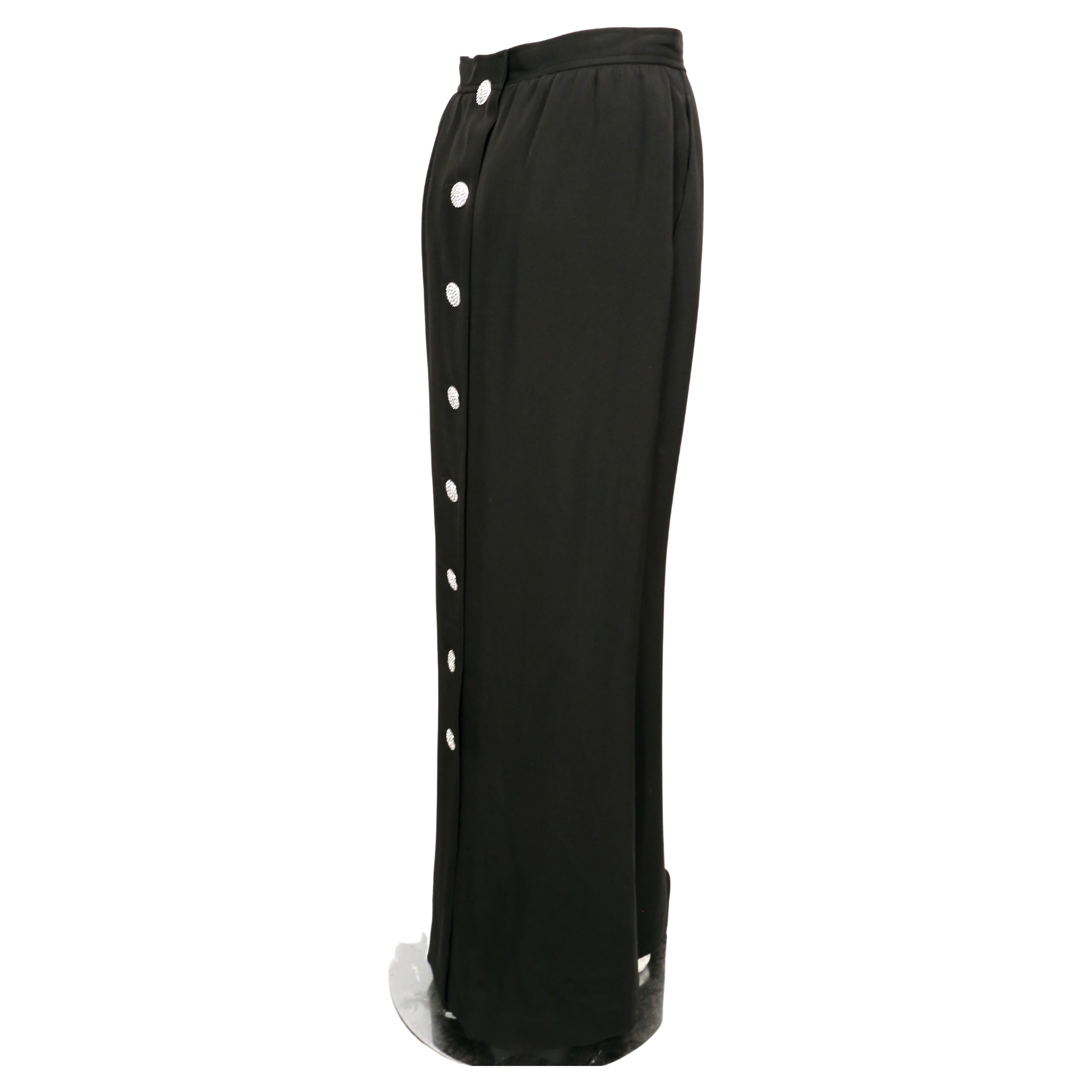 1985 Yves Saint Laurent jupe maxi en crêpe noir avec boutons en strass au dos en vente 2