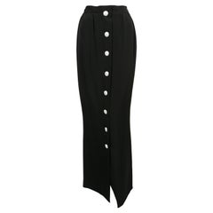 1985 YVES SAINT LAURENT maxifalda de crepé negro con botones de strass en la espalda