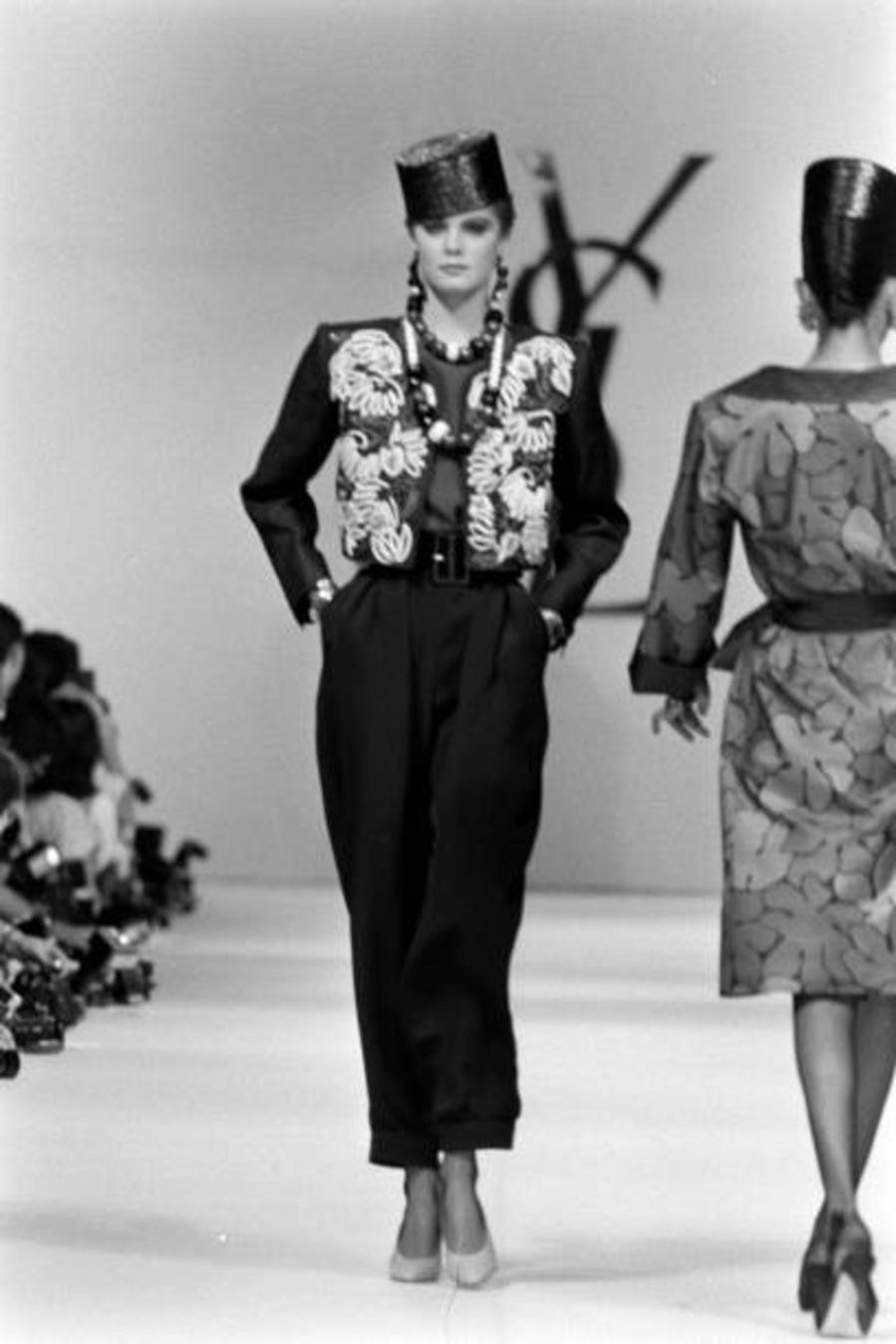 1985 YVES SAINT LAURENT  veste RUNWAY brodée avec garniture en soutache et perles en vente 14
