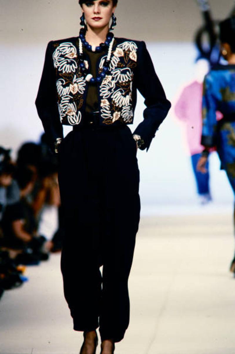 1985 YVES SAINT LAURENT  veste RUNWAY brodée avec garniture en soutache et perles en vente 12