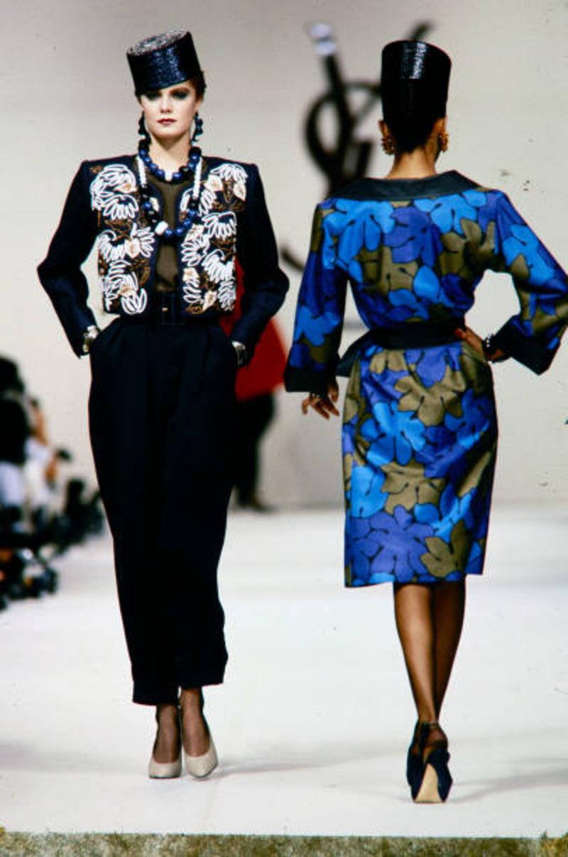1985 YVES SAINT LAURENT  veste RUNWAY brodée avec garniture en soutache et perles en vente 13