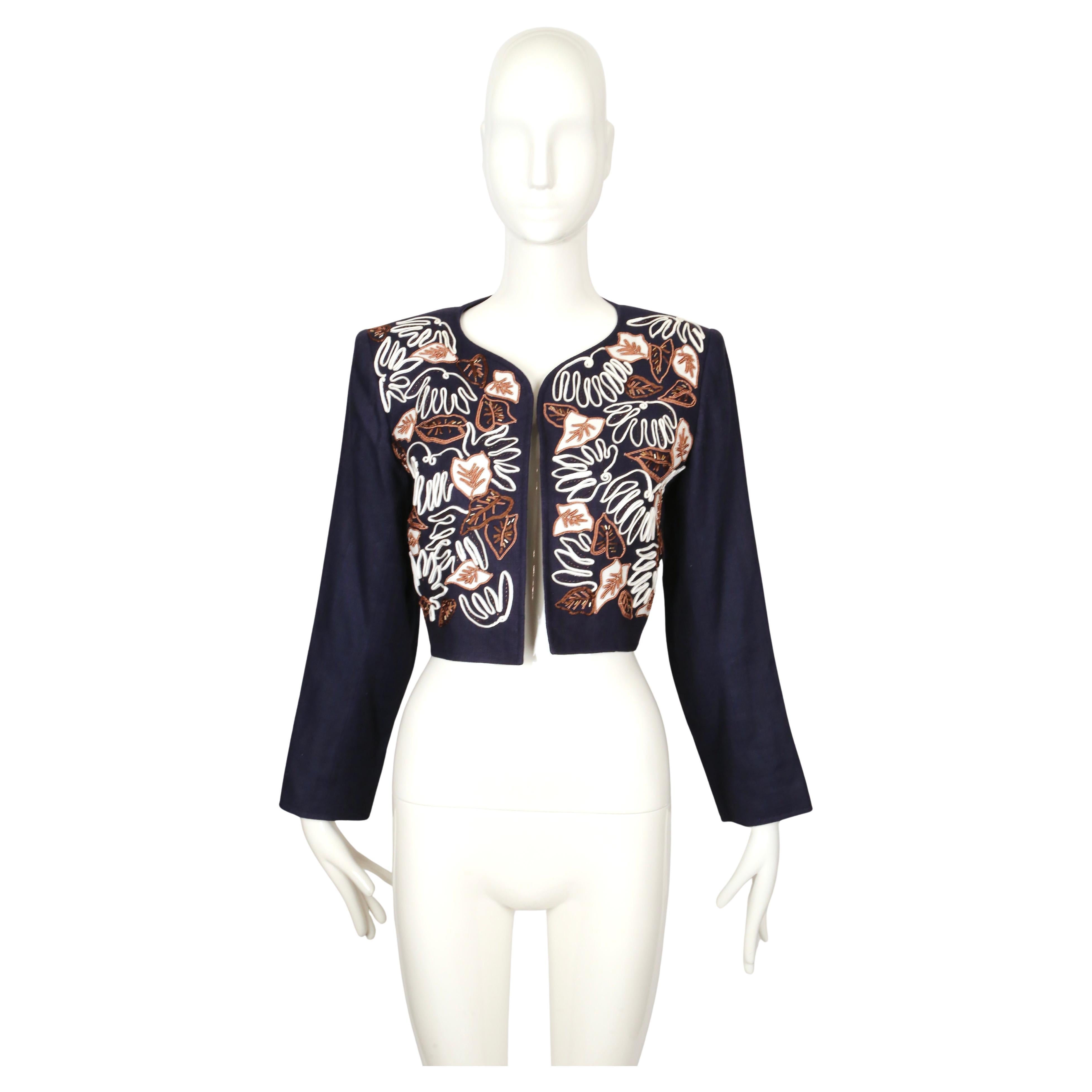 Exceptionnelle veste Yves Saint Laurent du printemps 1985, telle que présentée sur le podium cette saison-là. Taillé dans un lin bleu marine, il présente une coupe spectaculaire et sculpturale. La silhouette est pointue et anguleuse, avec une forme