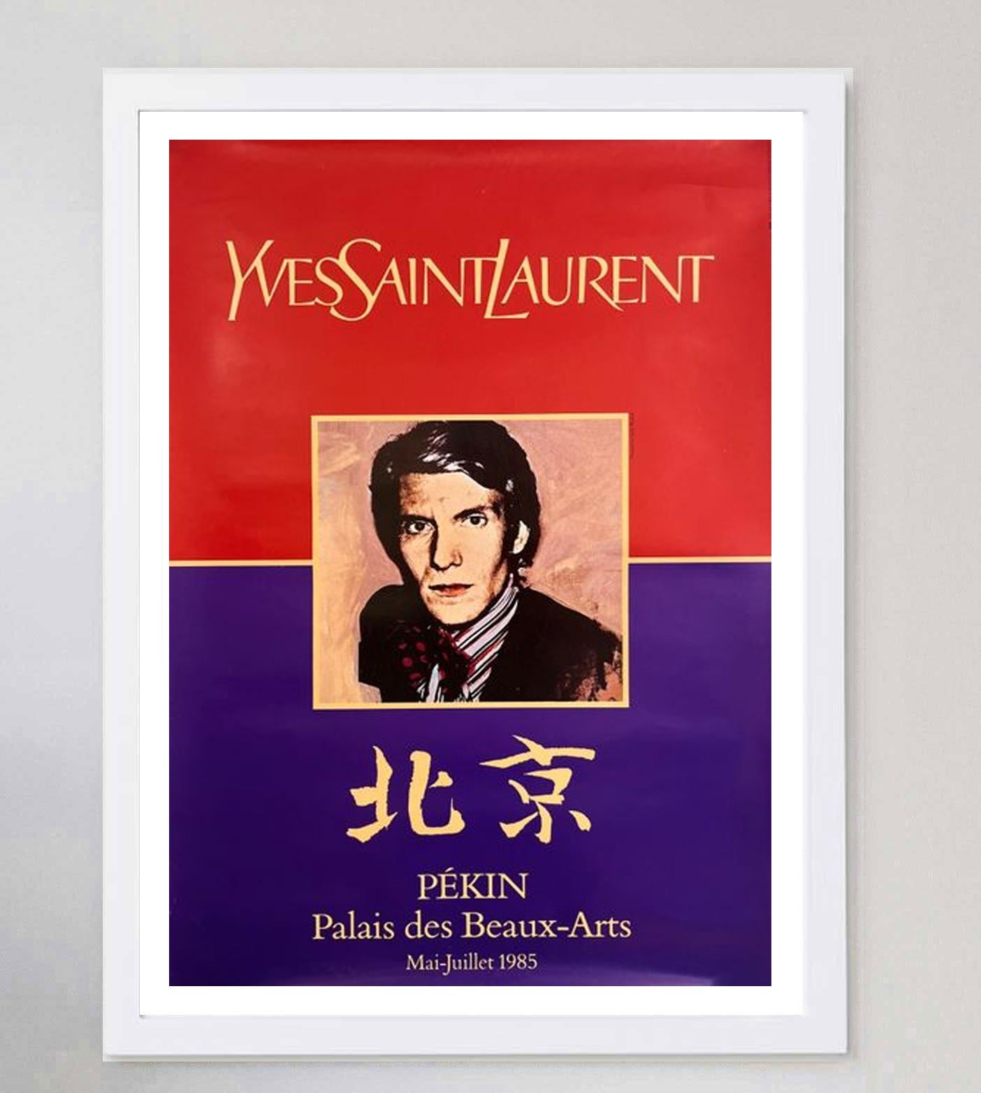 Affiche vintage d'origine Yves Saint Laurent - Pekin - Palais des Beaux-Arts, 1985 Bon état - En vente à Winchester, GB
