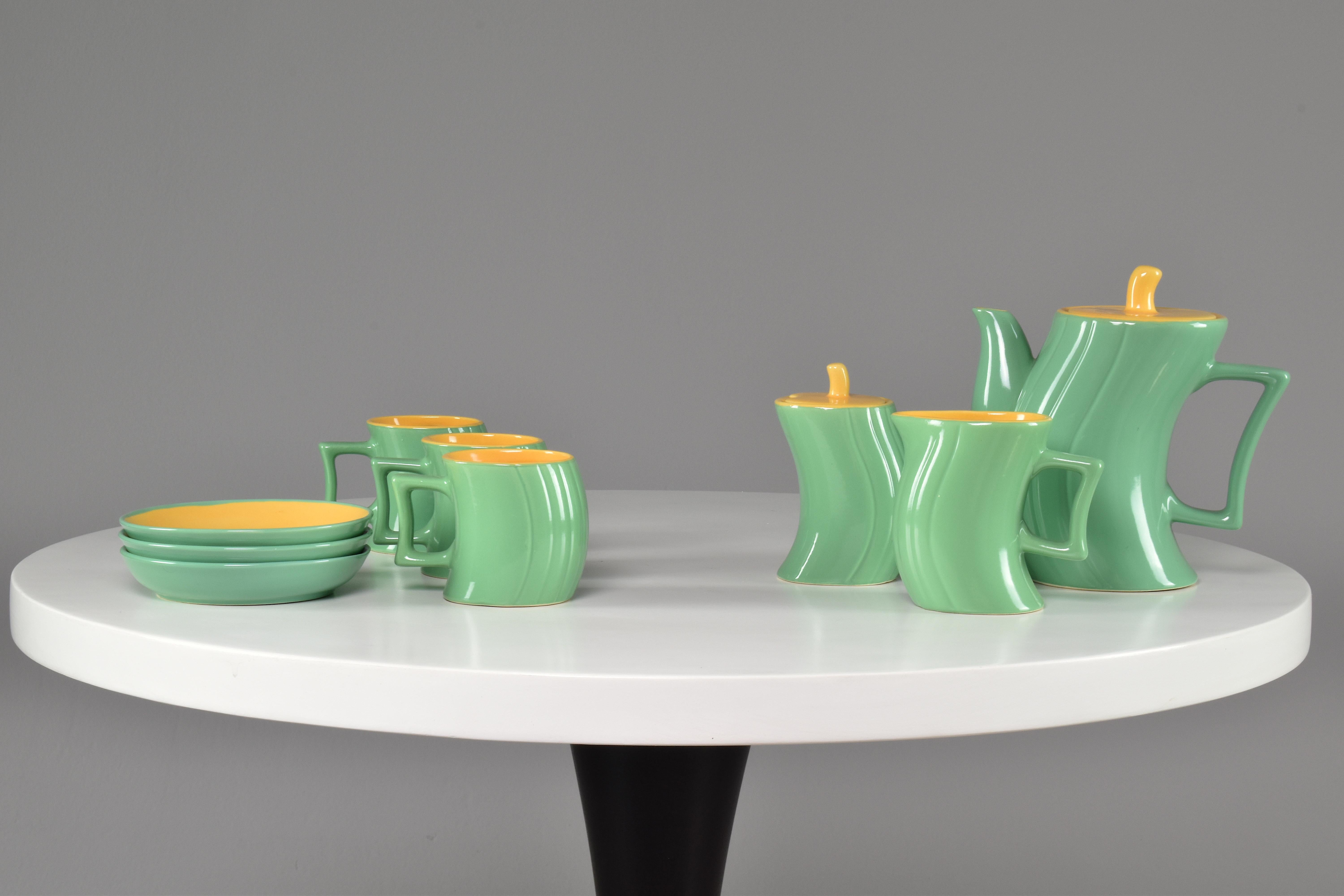 Dieses elegante Teeservice aus Keramik mit seinen avantgardistischen Kurven ist das Ergebnis der Kunstfertigkeit von Massimo Iosa Ghini, einer Koryphäe des italienischen Designs. Das Set in erfrischendem Mintgrün auf der Außenseite und warmem Gelb