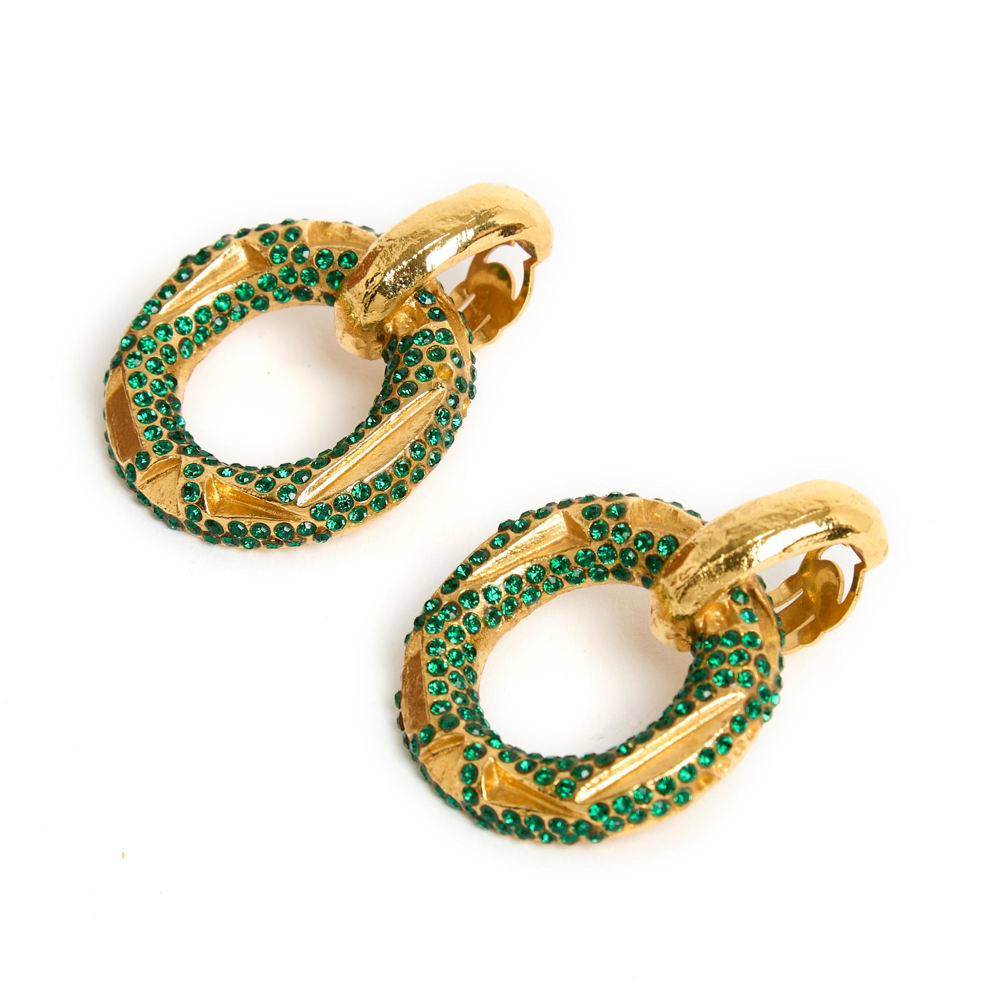 Lanvin earrings circa 1985 clips in shaped gold metal composed of a small hoop and a large fixed ring partially paved with green rhinestones. Total height 5.1 cm, pendant diameter 3.9 cm. The earrings are vintage, some rhinestones are missing on the
