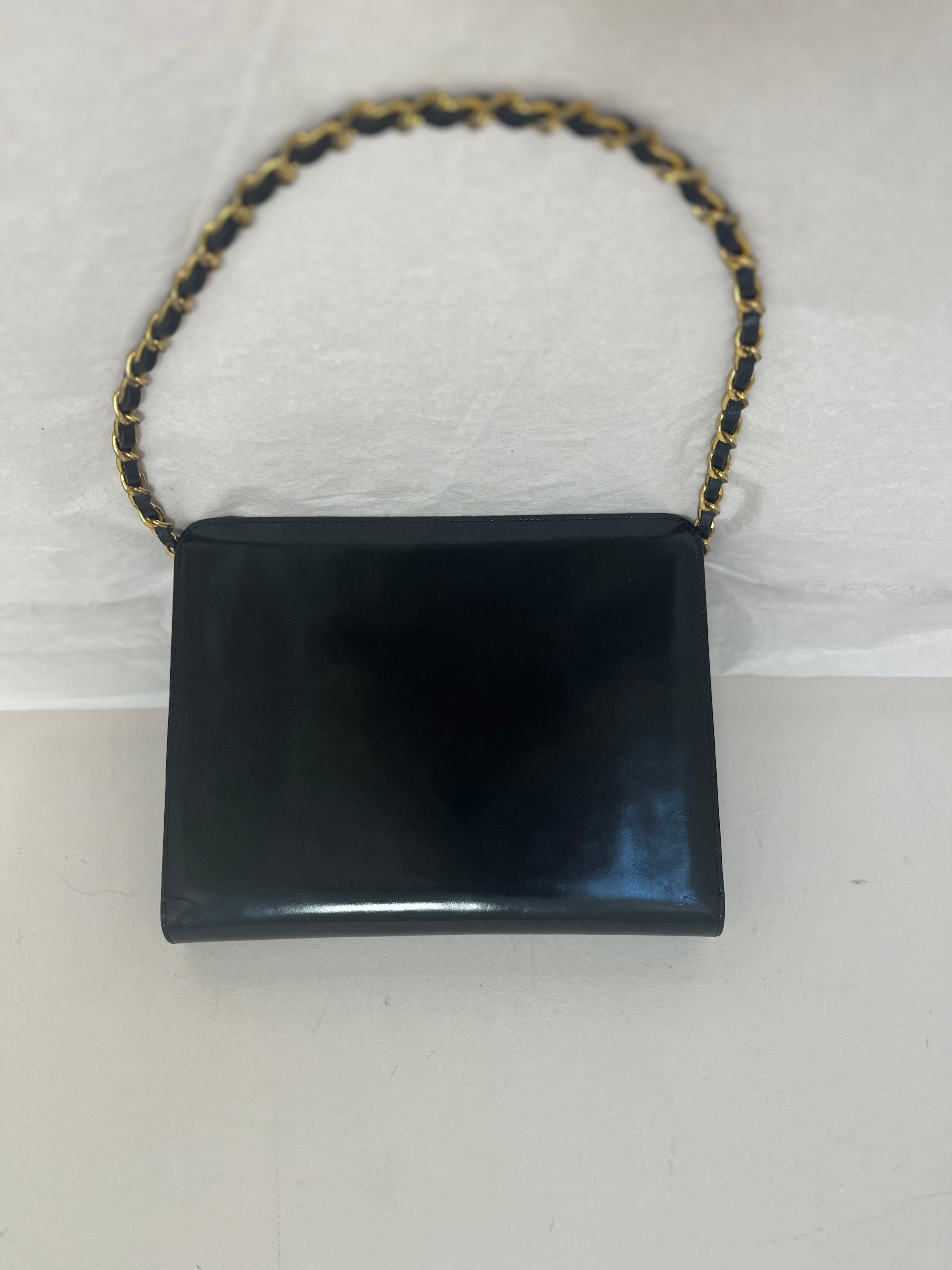 1986-88 Chanel Handtasche aus schwarzem Lackleder mitCOA und Kartenetui im Angebot 1