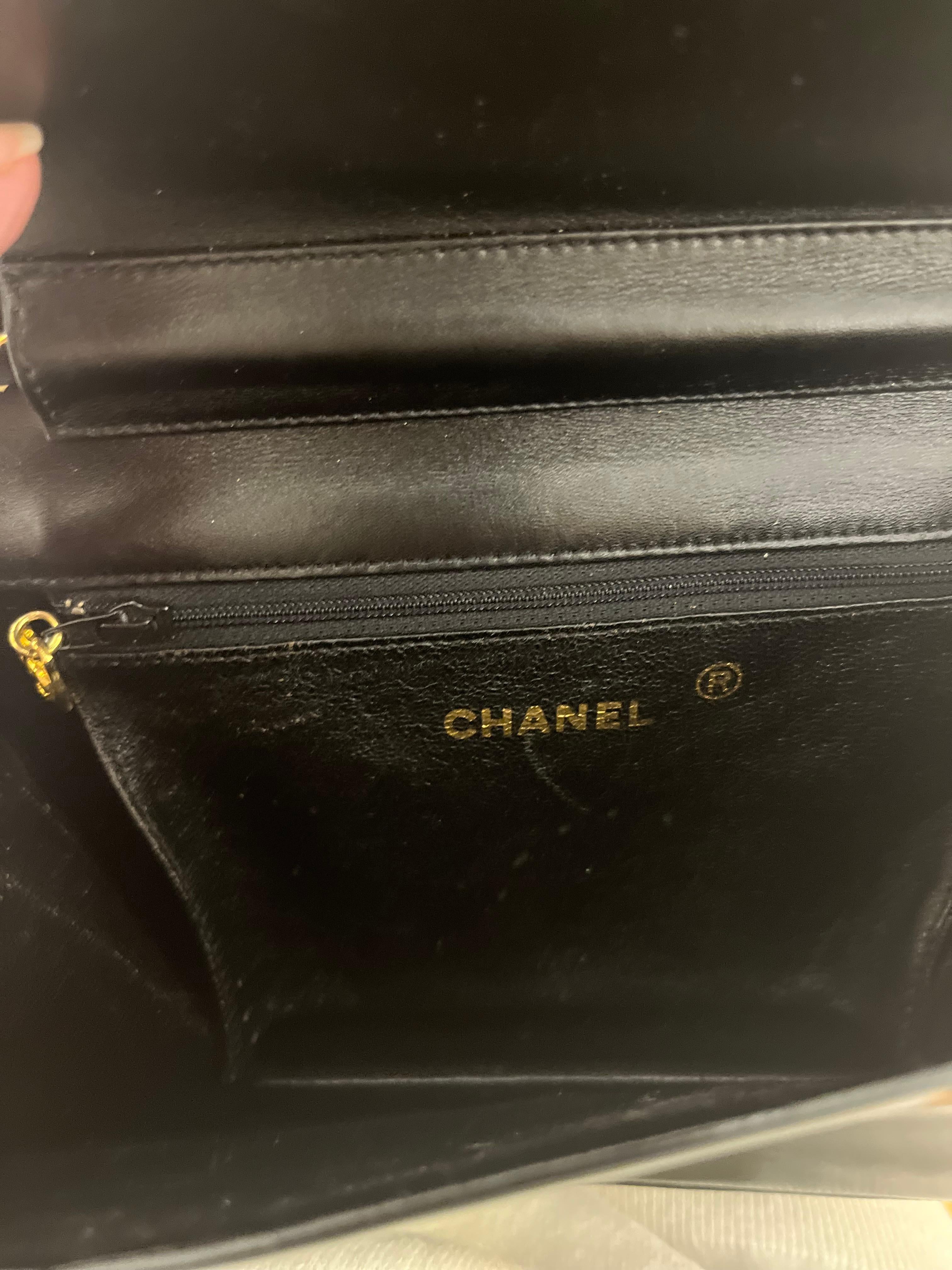 1986-88 Chanel Handtasche aus schwarzem Lackleder mitCOA und Kartenetui im Angebot 3