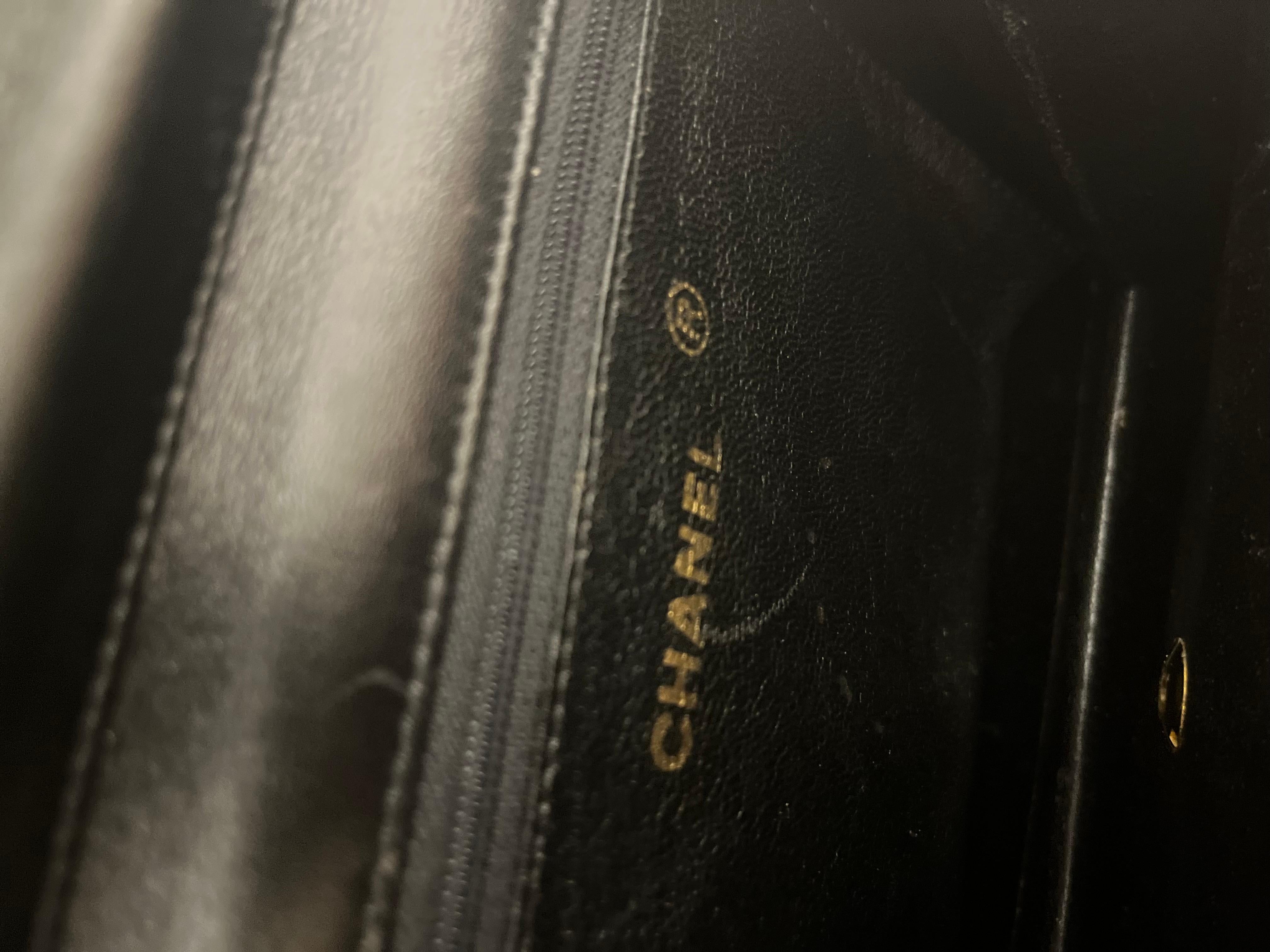 1986-88 Chanel Sac à main en cuir verni noir avec COA et carte 5