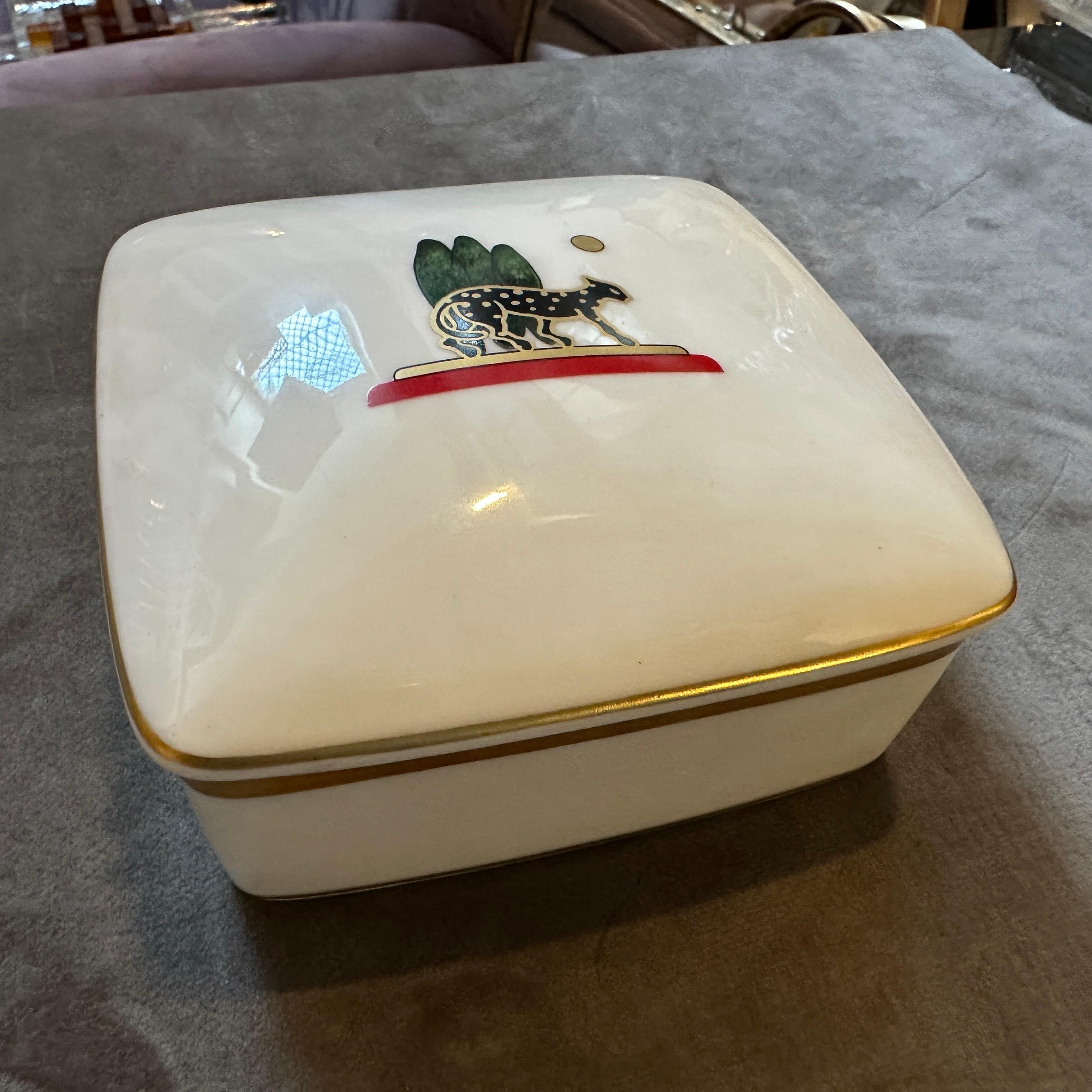 1986 Vase et coffret de toilette en porcelaine de Limoges de style Art Déco  par Cartier Paris en vente 2