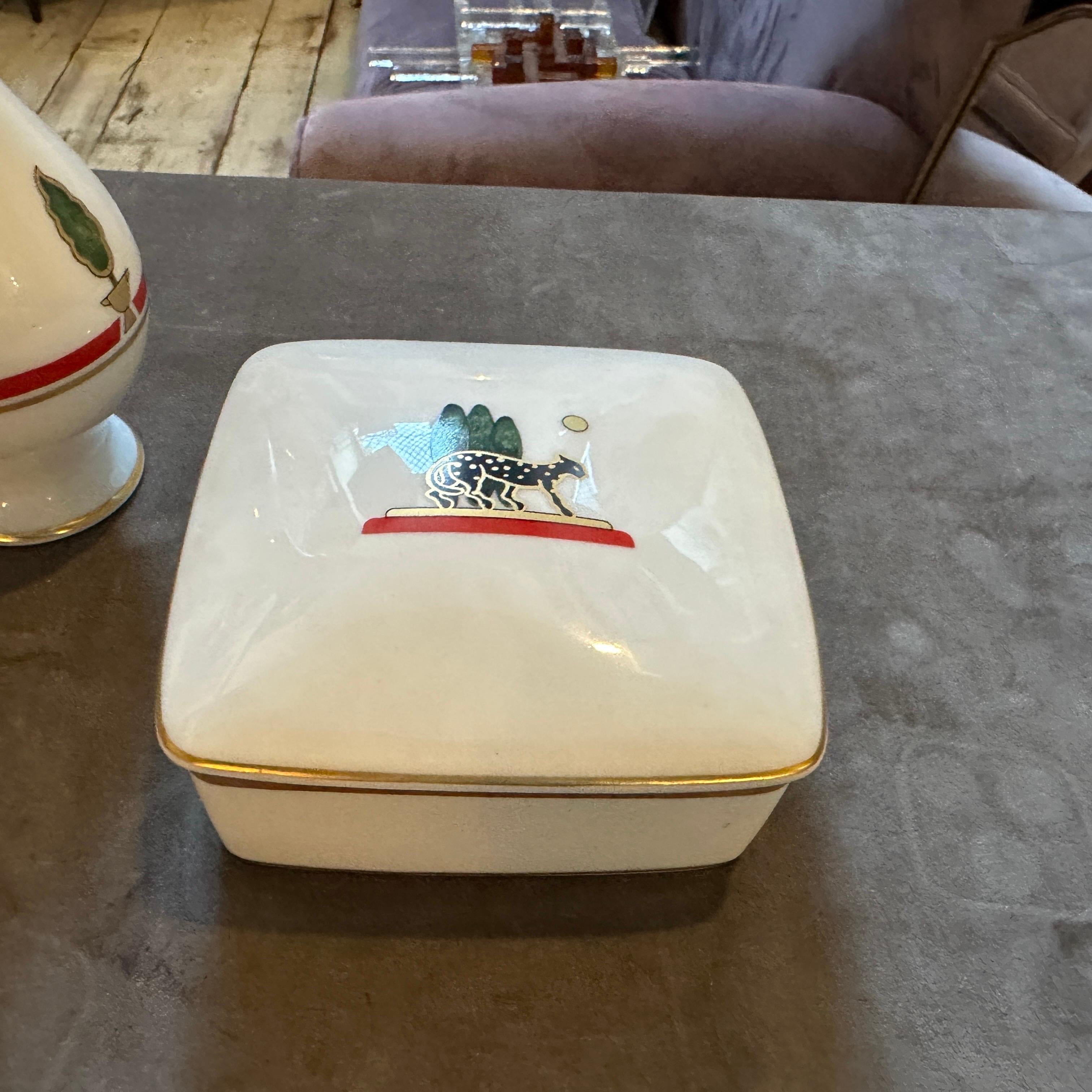 1986 Vase et coffret de toilette en porcelaine de Limoges de style Art Déco  par Cartier Paris en vente 6