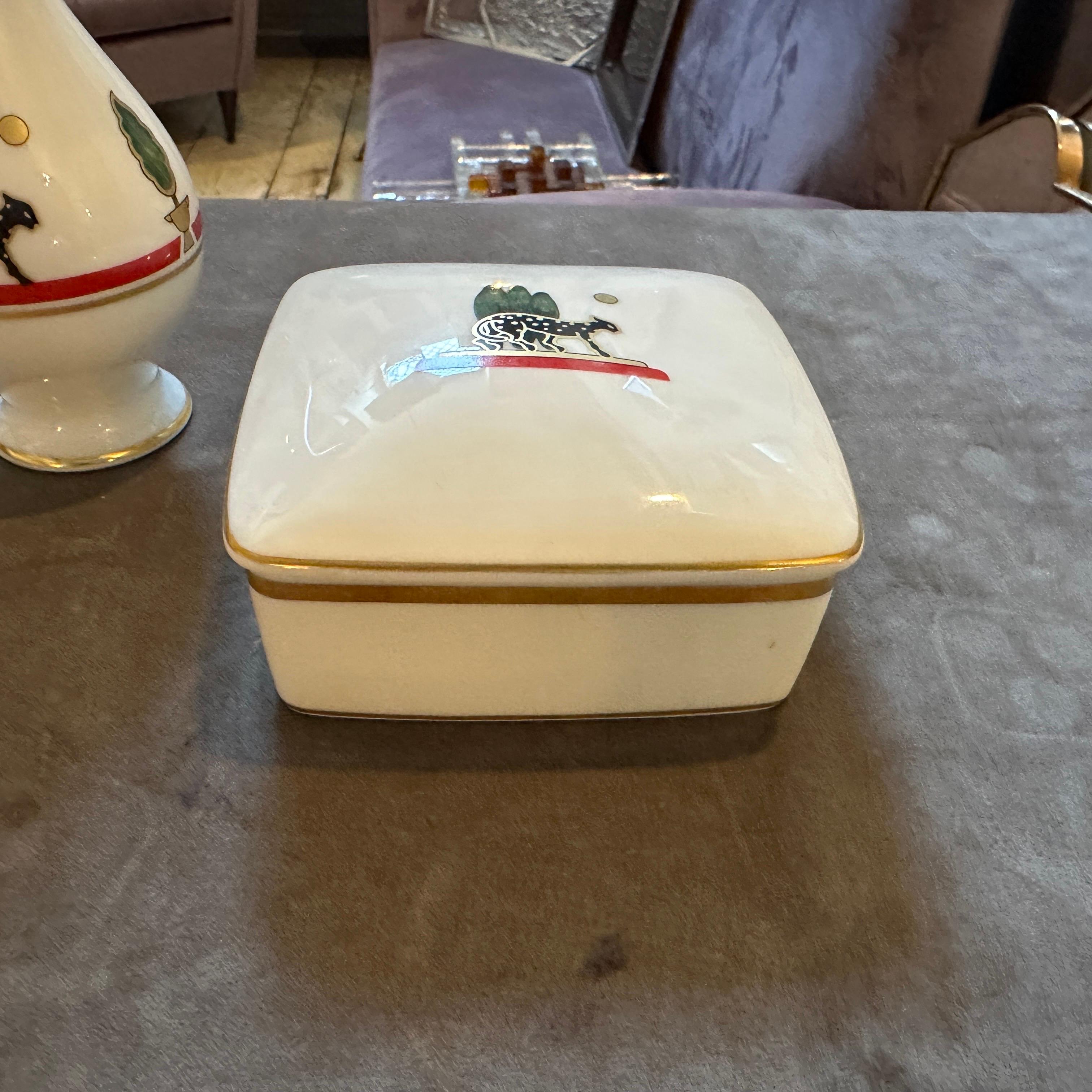 1986 Vase et coffret de toilette en porcelaine de Limoges de style Art Déco  par Cartier Paris en vente 7