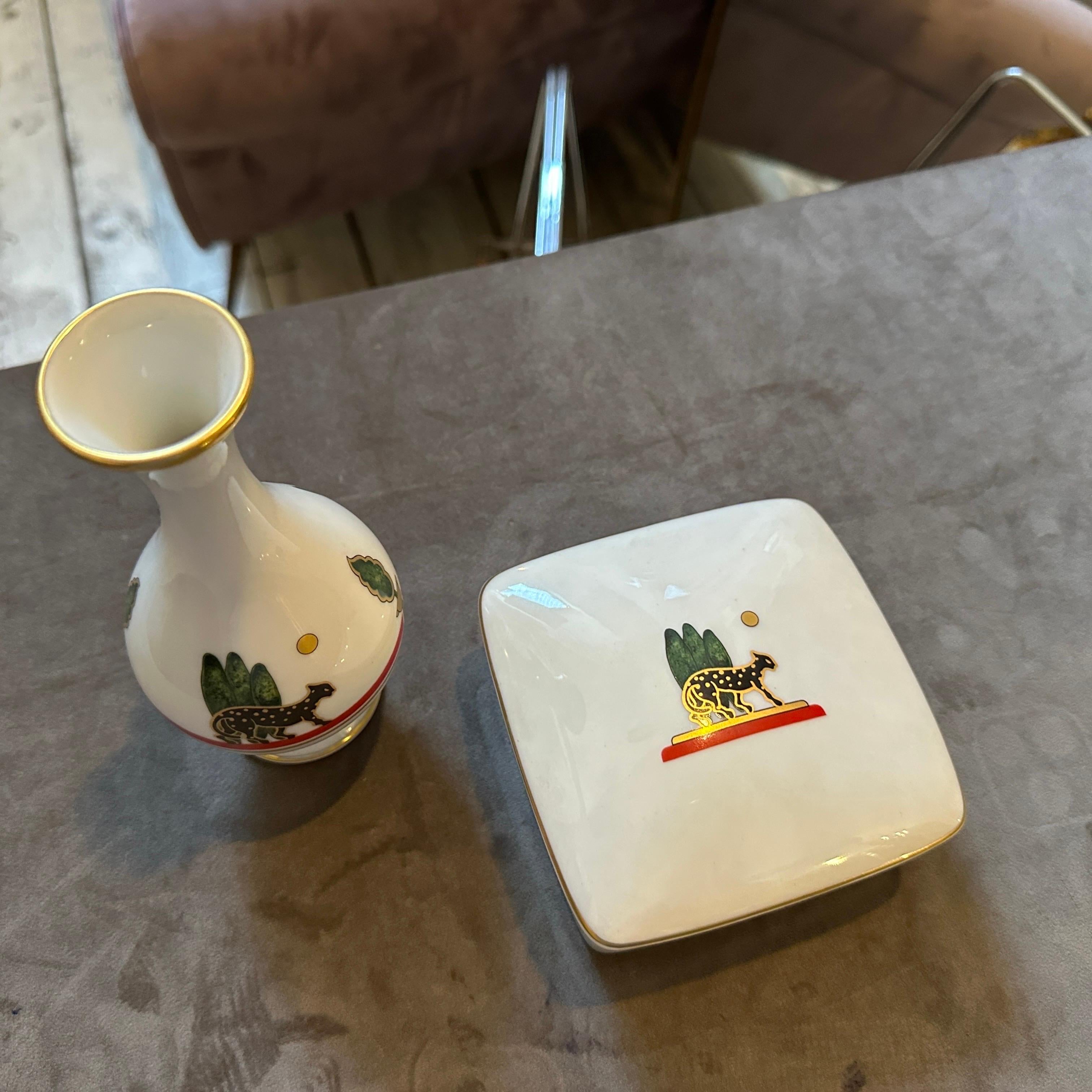 Porcelaine 1986 Vase et coffret de toilette en porcelaine de Limoges de style Art Déco  par Cartier Paris en vente