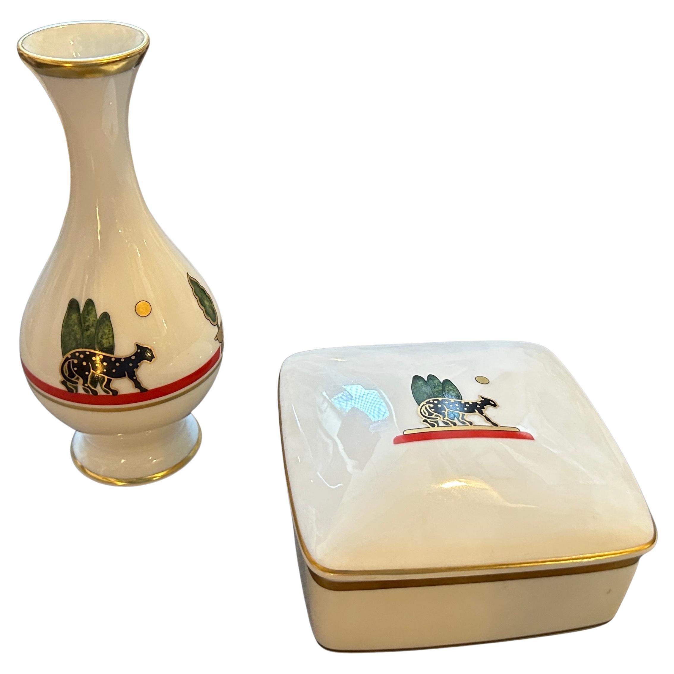 1986 Vase et coffret de toilette en porcelaine de Limoges de style Art Déco  par Cartier Paris en vente