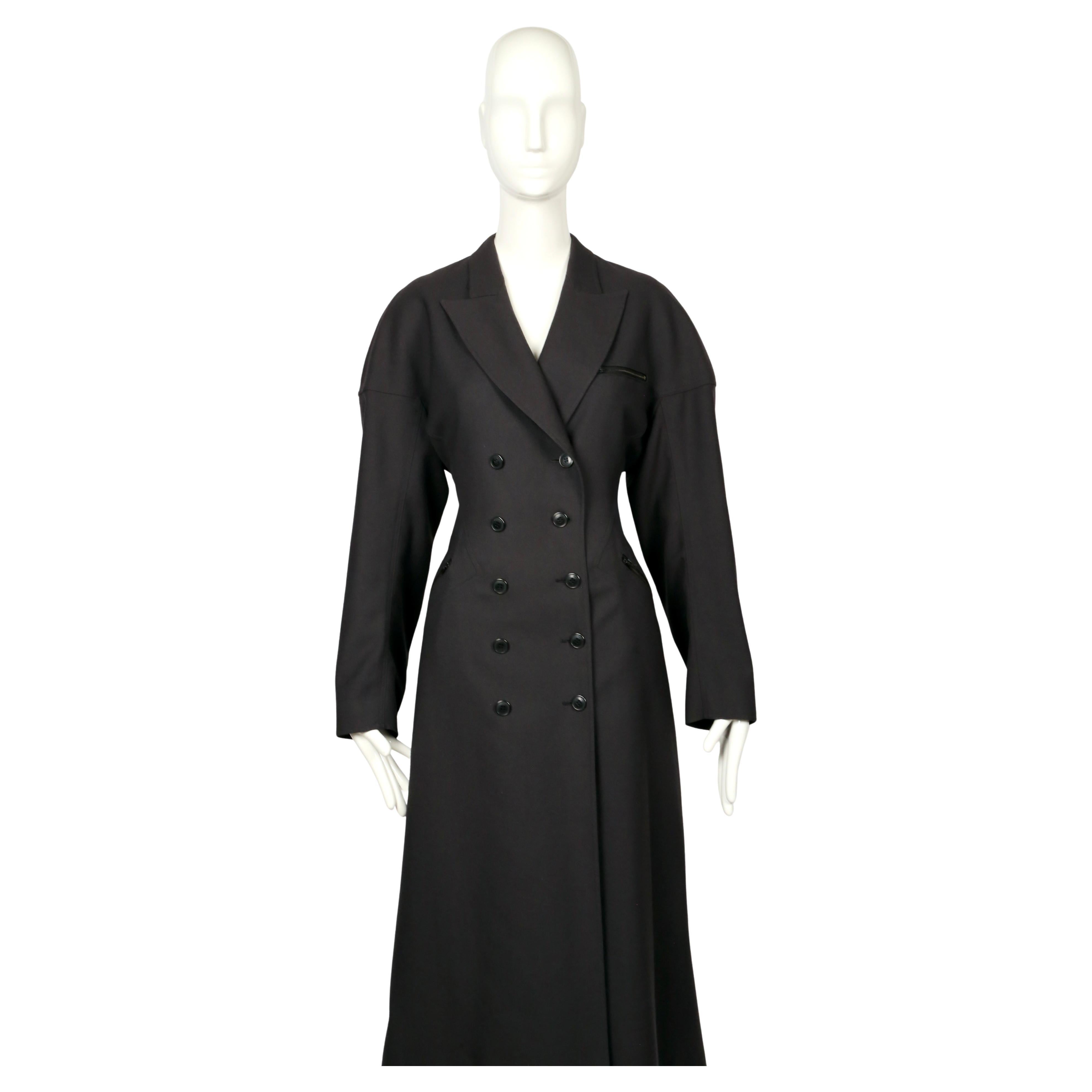 Azzedine Alaïa Raro Cappotto da passerella, Autunno/Inverno 1986

Un esemplare eccezionalmente raro e importante della celebre collezione Autunno/Inverno 1986 di Azzedine Alaïa, come visto in passerella e documentato in modo esauriente. Realizzato