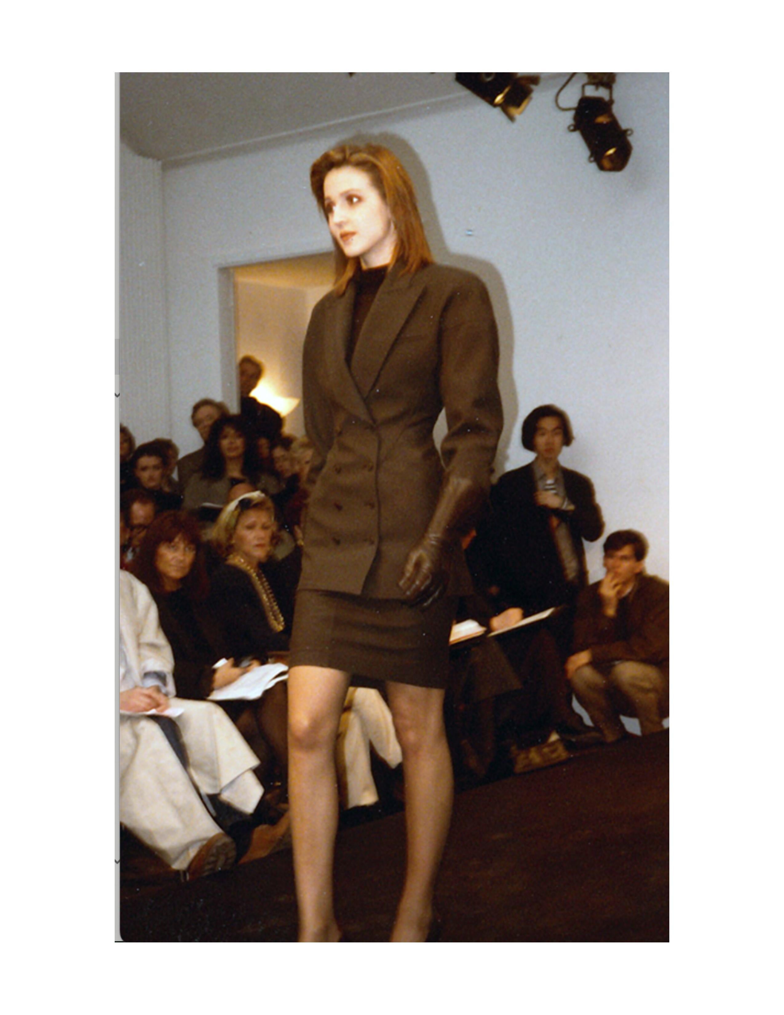 1986 AZZEDINE ALAIA giacca RUNWAY in gabardine di lana color carbone con cuciture sul retro in vendita 8