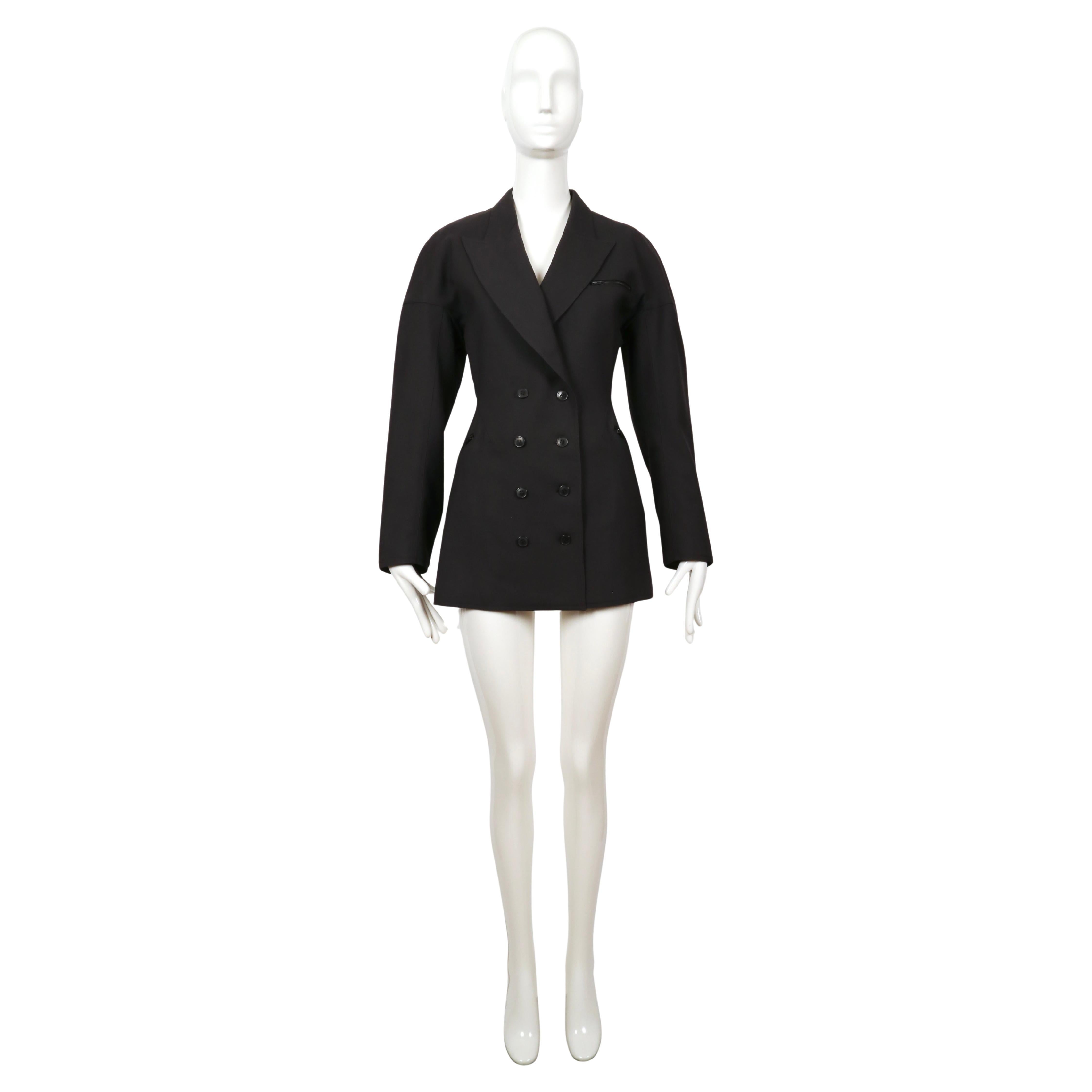 Splendida giacca in gabardine di lana color carbone con pannelli intricati e cuciti di Azzedine Alaia risalente all'autunno del 1986, come visto in passerella. Lo stesso cappotto integrale è stato anche indossato dalla modella Tatjana Patitz nel