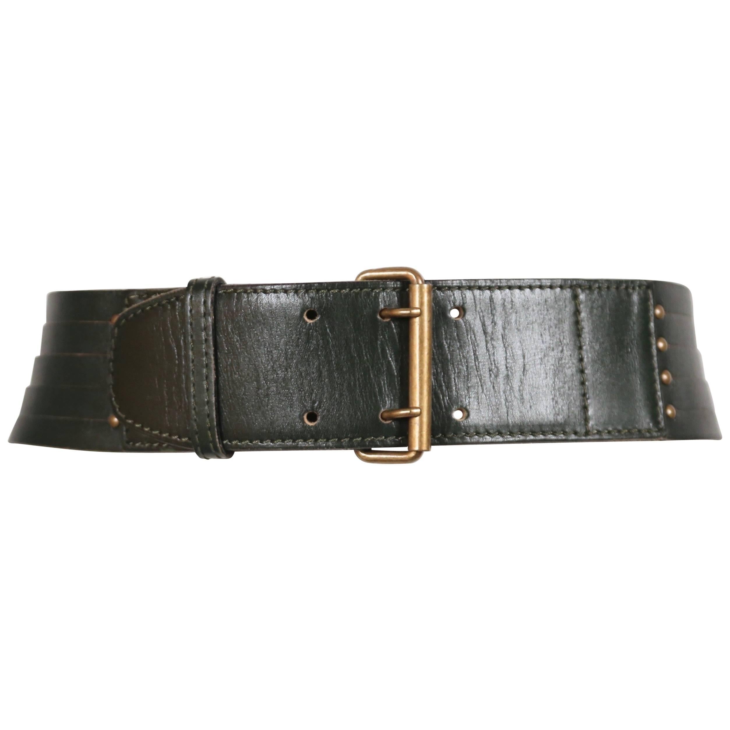 1986 AZZEDINE ALAIA ceinture RUNWAY en cuir vert foncé avec accessoires en laiton