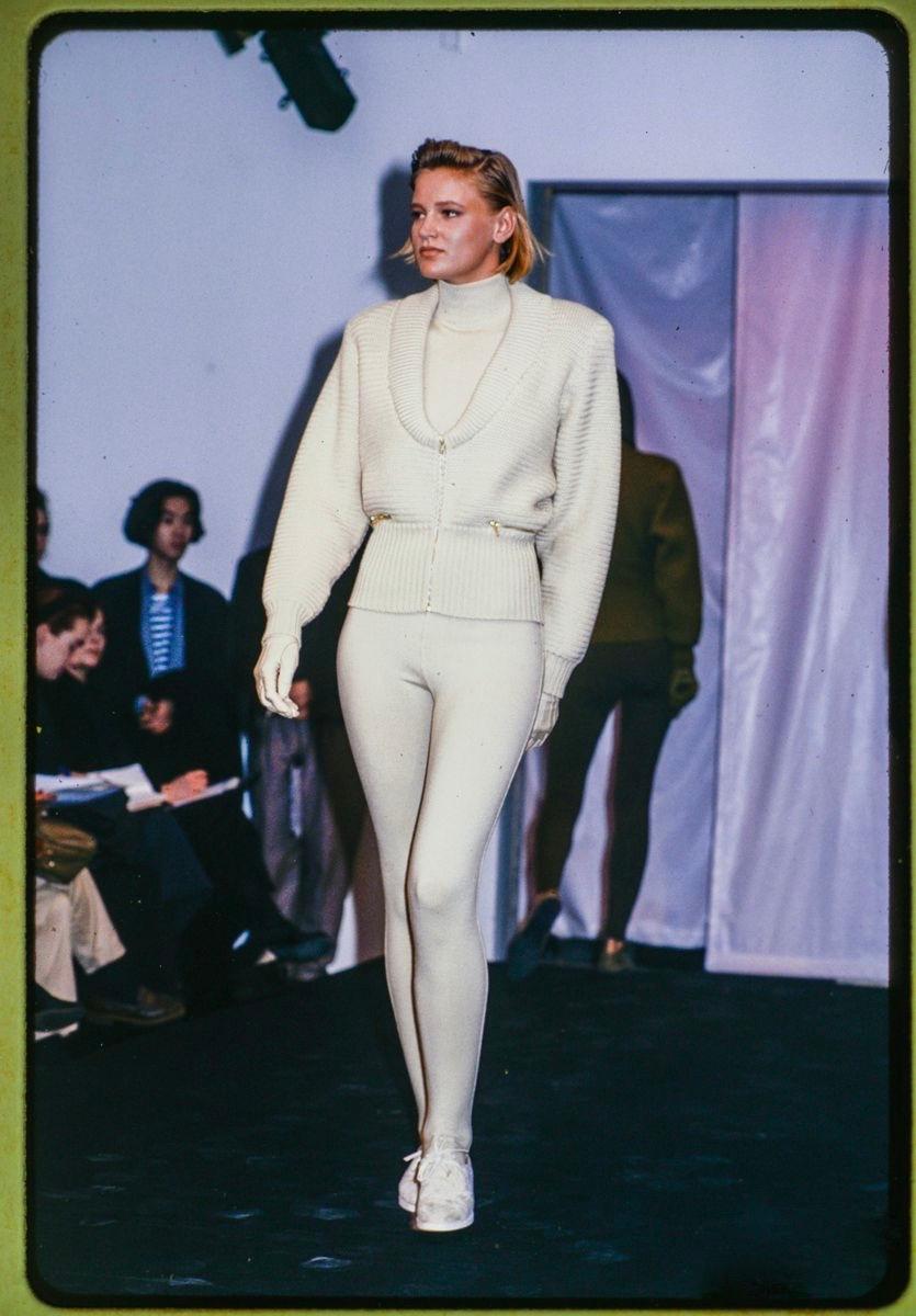 1986 AZZEDINE ALAIA cardigan pull-over en maille épaisse noir RUNWAY manteau avec fermetures à glissière en vente 4