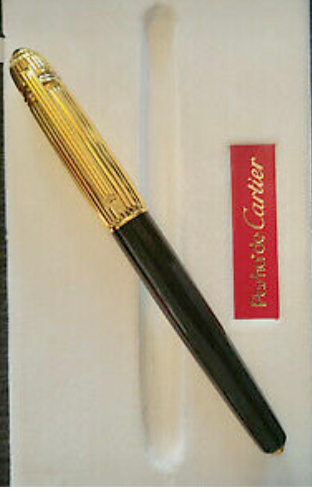 100 % authentisch und Vintage By 
Gestempelt Pascha de Cartier 8434 , 1986
Cartier Pasha de Cartier Trinity Kugelschreiber Metall, Schwarzgold, mit Kappe, blaue Tinte
Größe] Länge: 14,1 cm
Farbe] Gold und Schwarz
Tinte: blau
Keine Box
CONDITION:
