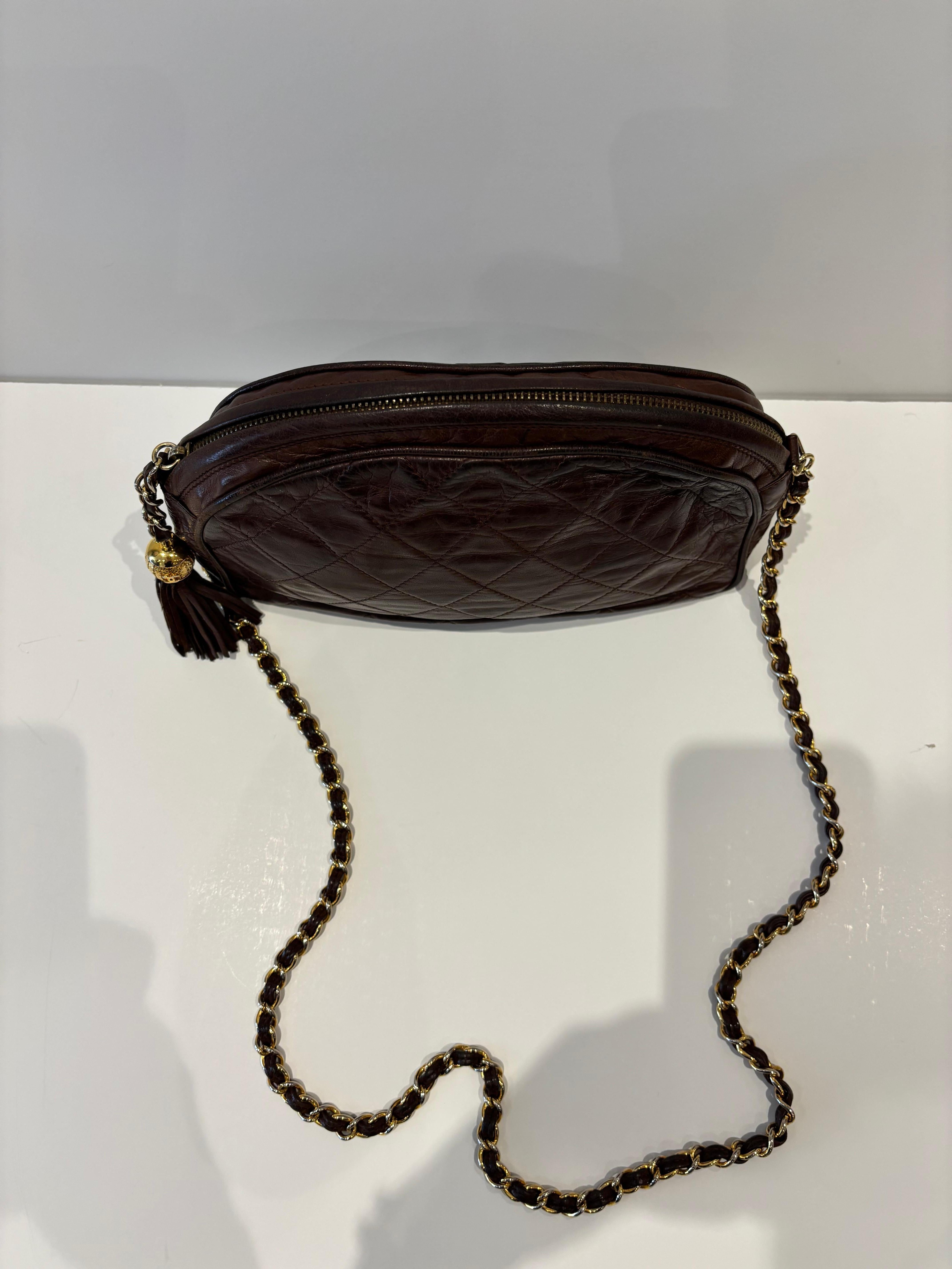 Chanel marrón chocolate 1986 con bandolera/cuerpo cruzado con cadena y COA Negro en venta