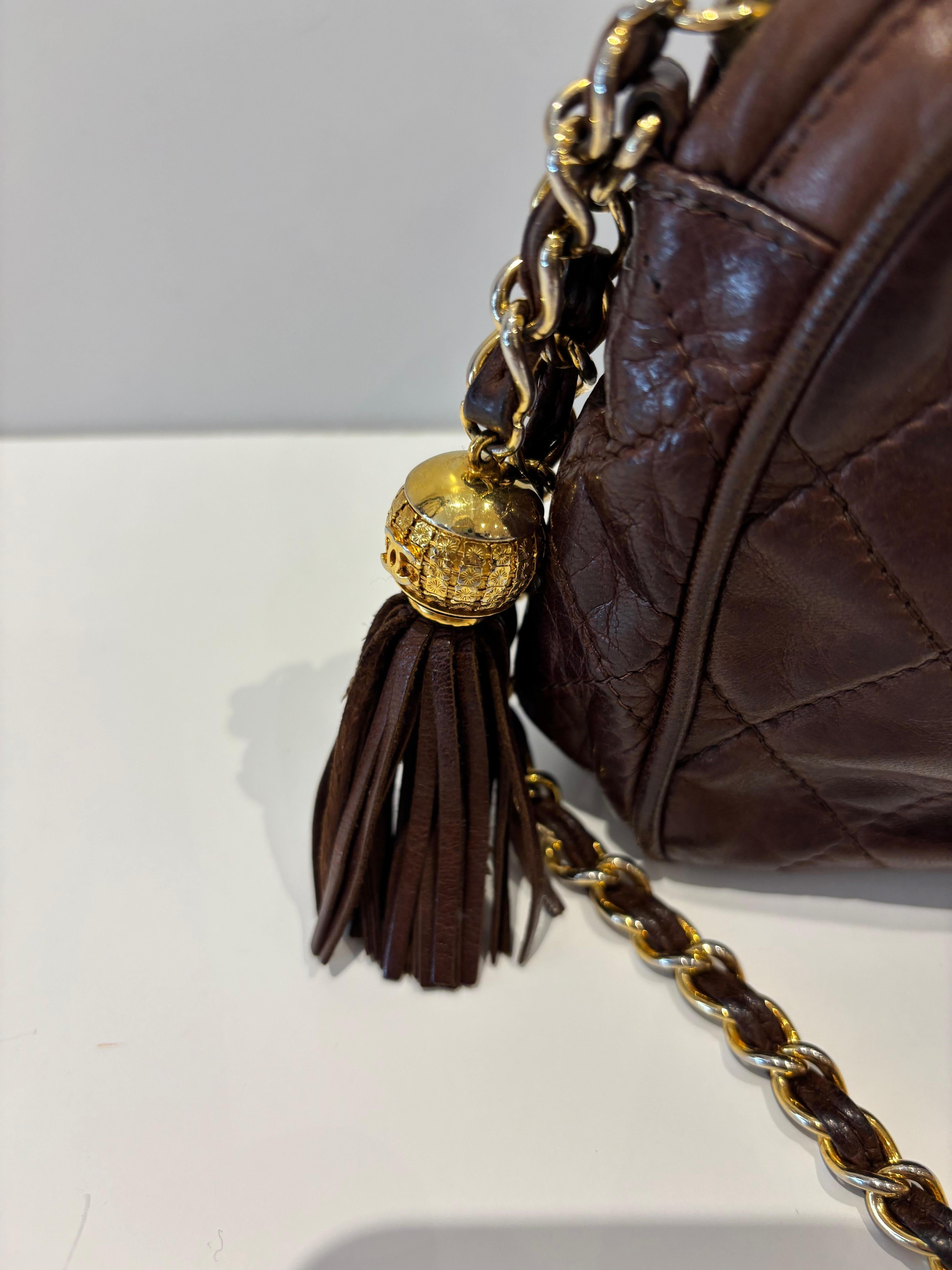 Chanel marrón chocolate 1986 con bandolera/cuerpo cruzado con cadena y COA en Bastante bueno estado para la venta en Port Hope, ON