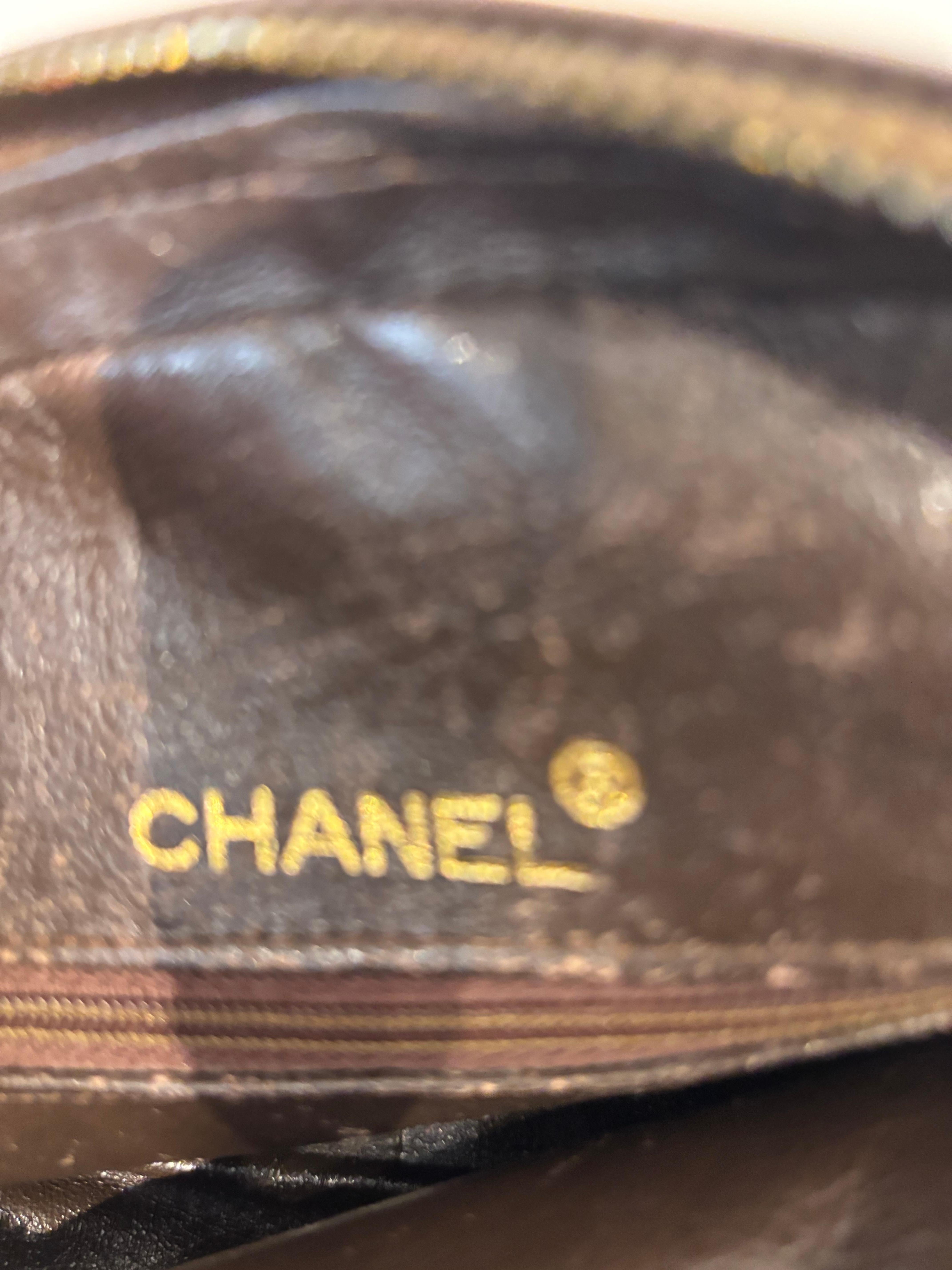 De las mujeres Chanel marrón chocolate 1986 con bandolera/cuerpo cruzado con cadena y COA en venta