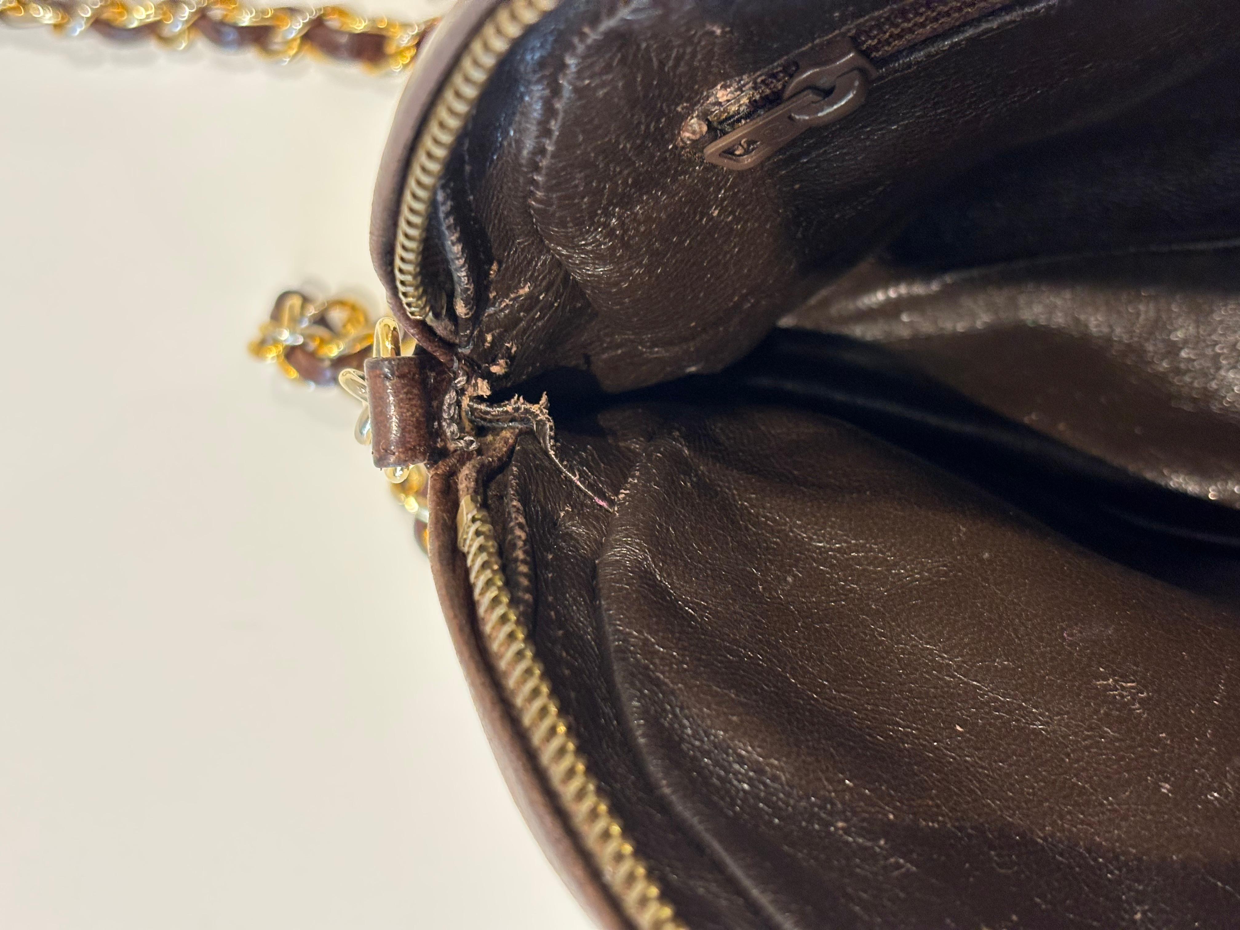 Chanel marrón chocolate 1986 con bandolera/cuerpo cruzado con cadena y COA en venta 2