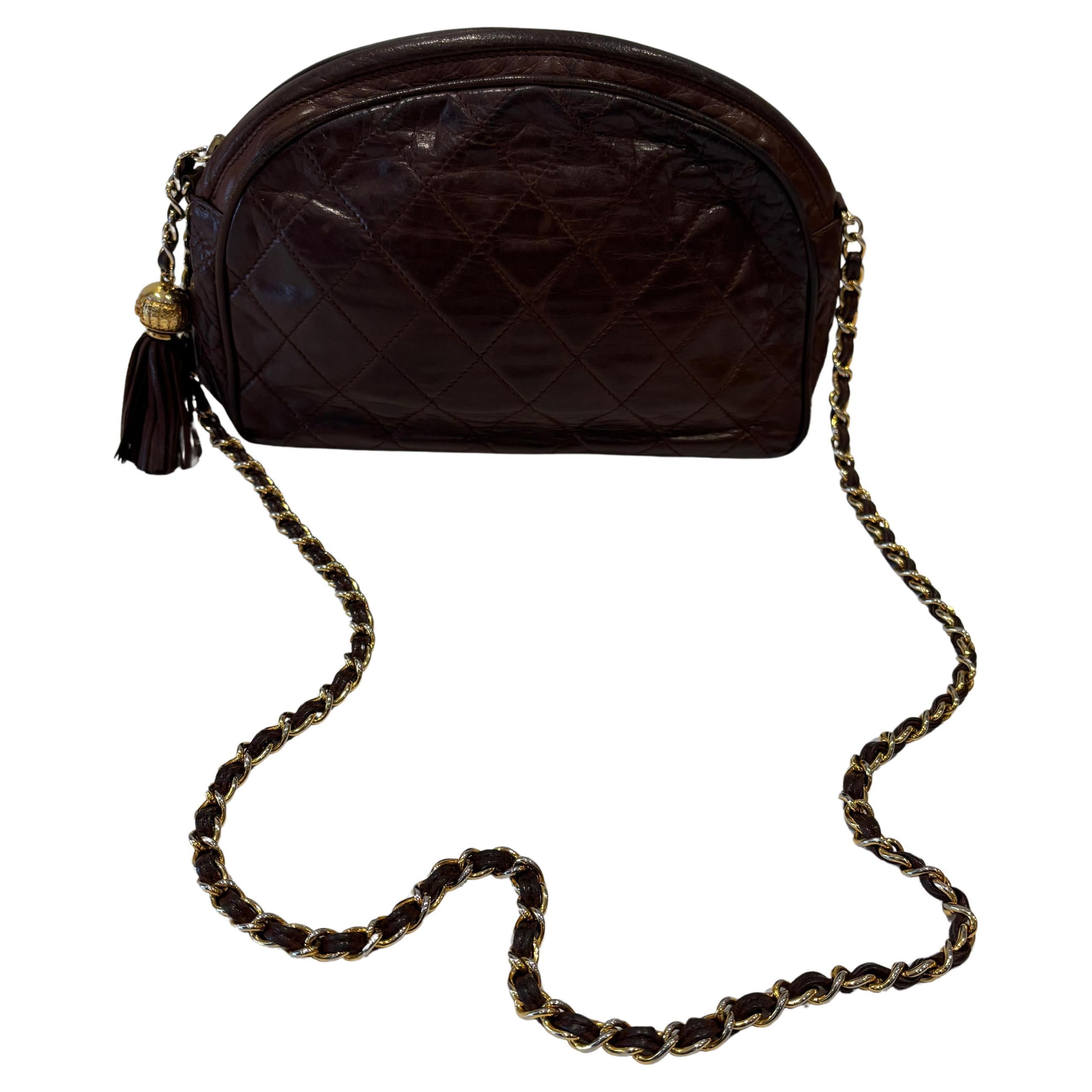 Chanel marrón chocolate 1986 con bandolera/cuerpo cruzado con cadena y COA en venta
