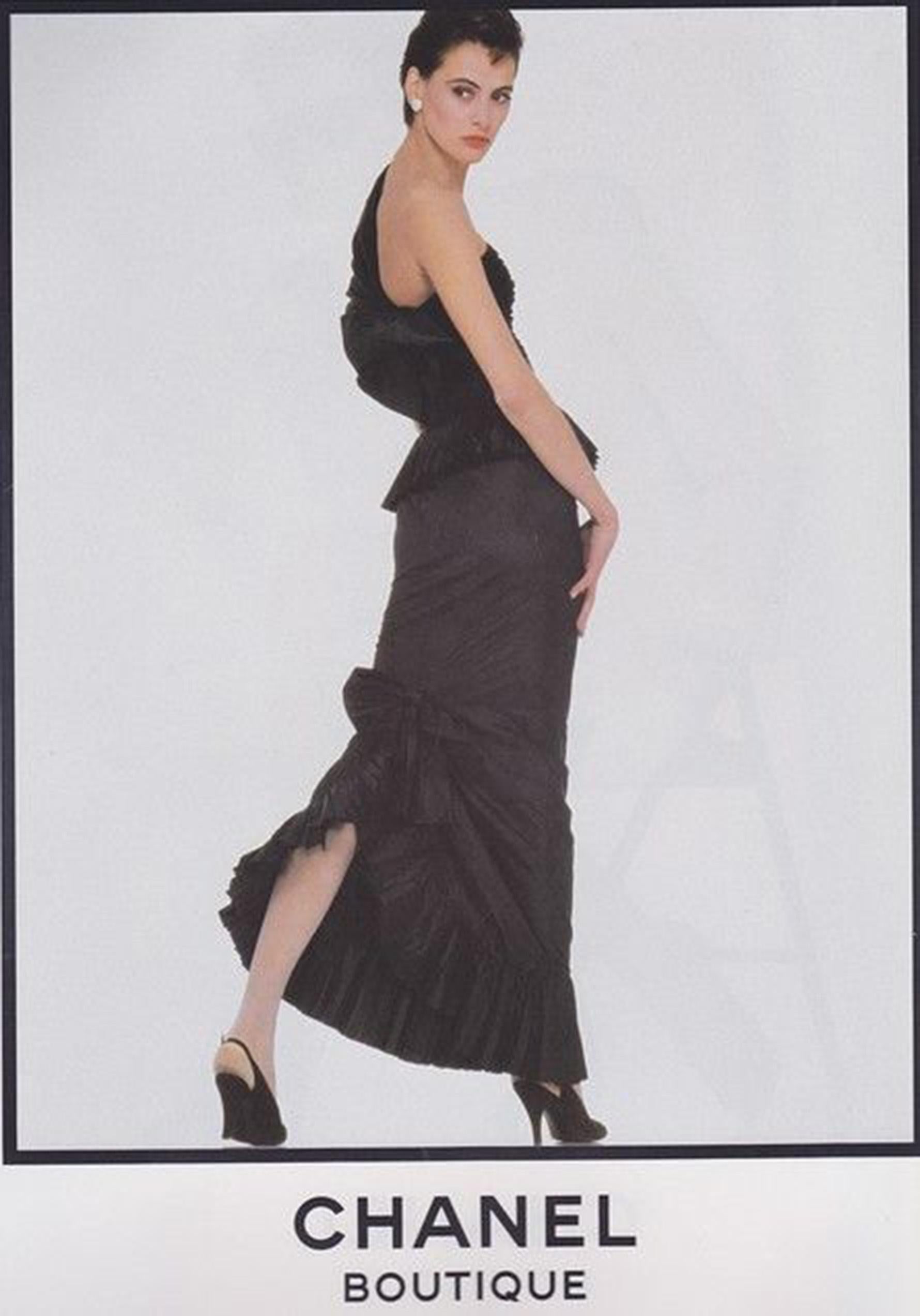 1986 Chanel Documented Runway Black Pleated Silk One-Shoulder Hourglass Gown In Good Condition In Beverly Hills, CA