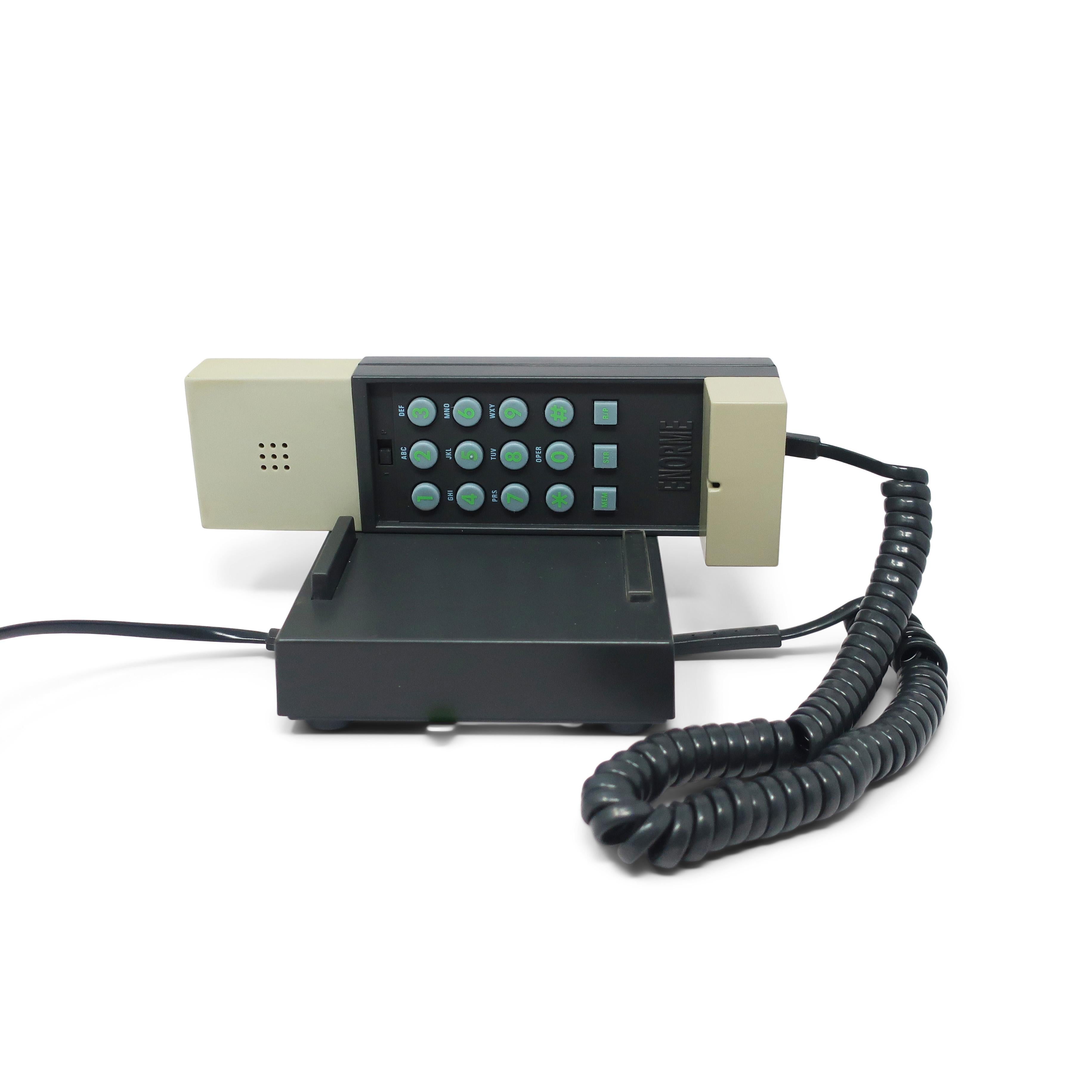 Telefon aus grauem und schwarzem Enorme von Ettore Sottsass für Enorme, 1986 (20. Jahrhundert) im Angebot