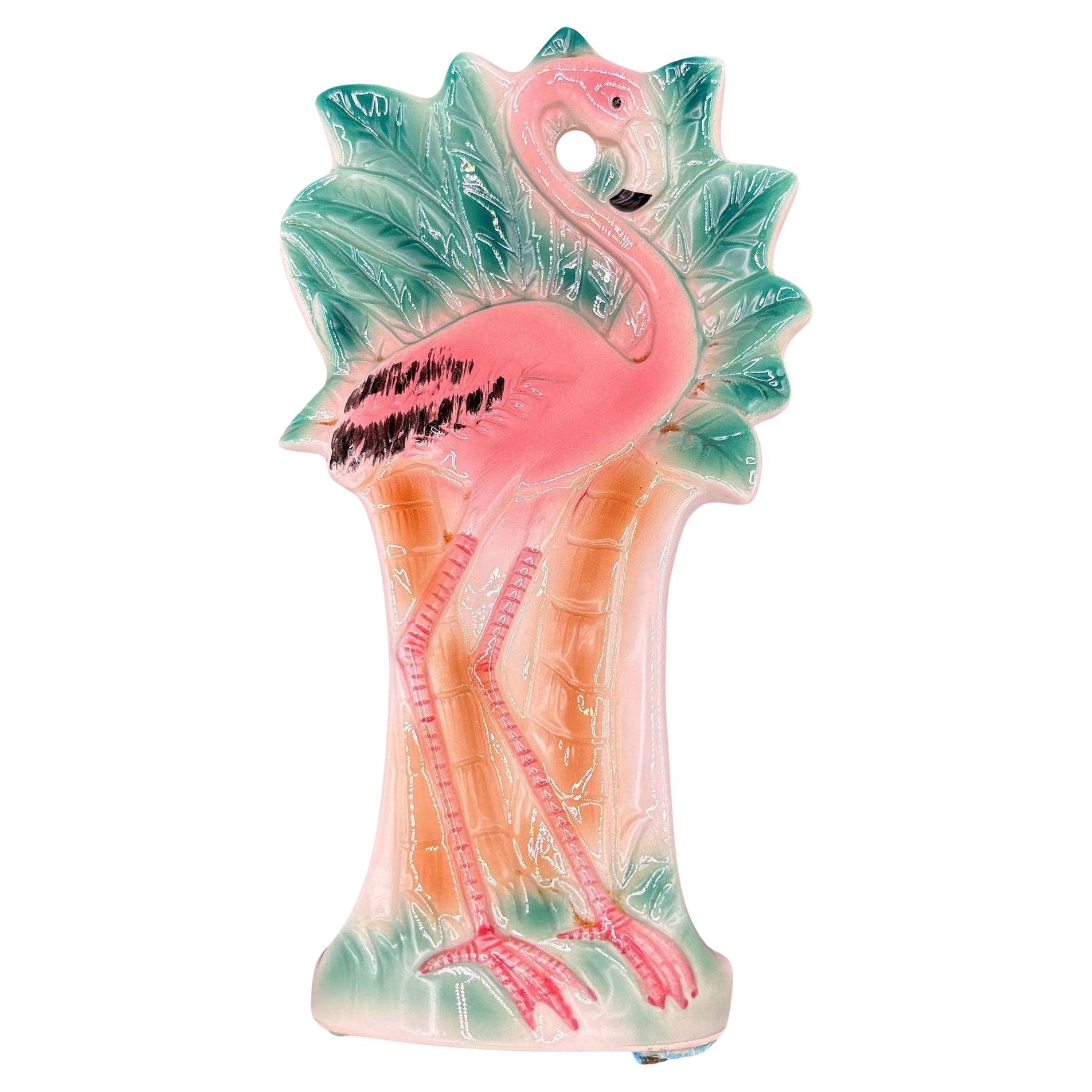 1986 Repose-cuillère en céramique peint à la main en forme de flamant rose par Sarsaparilla Deco en vente