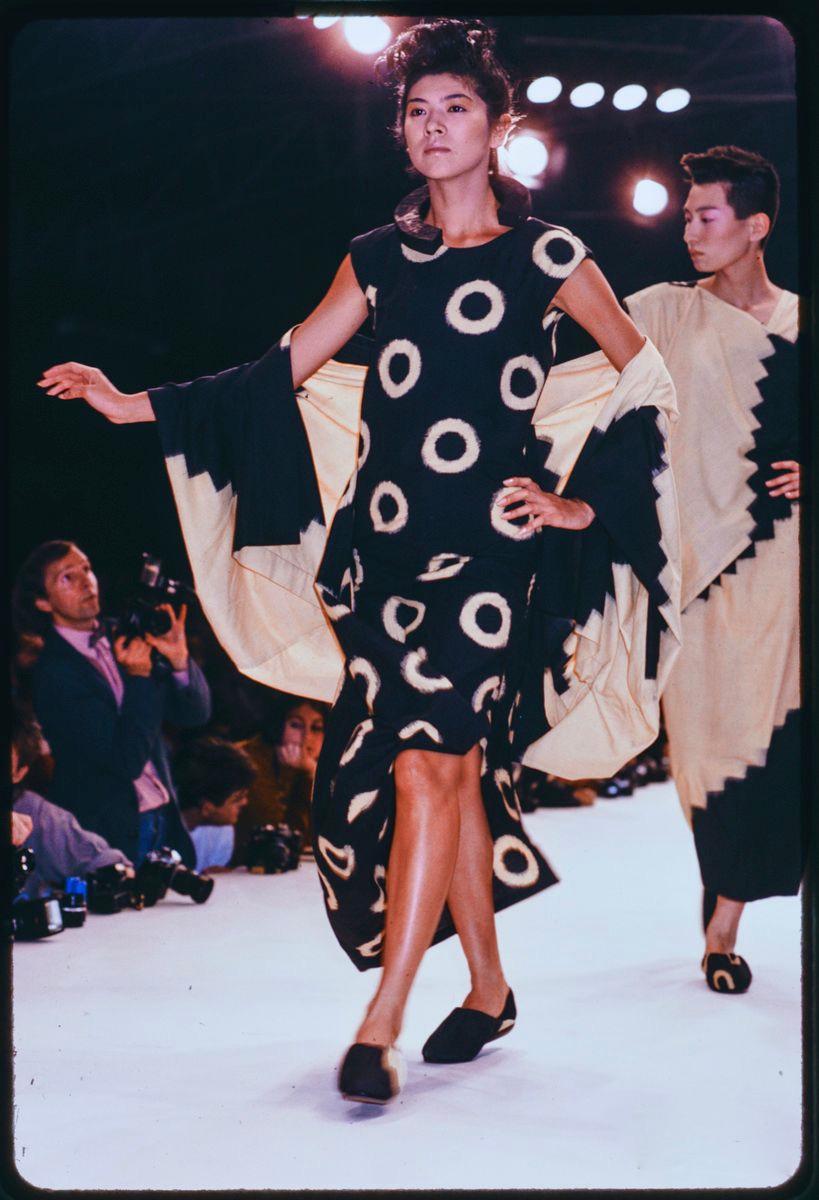 1986 ISSEY MIYAKE black circular Ikat woven cotton RUNWAY day dress For Sale 1