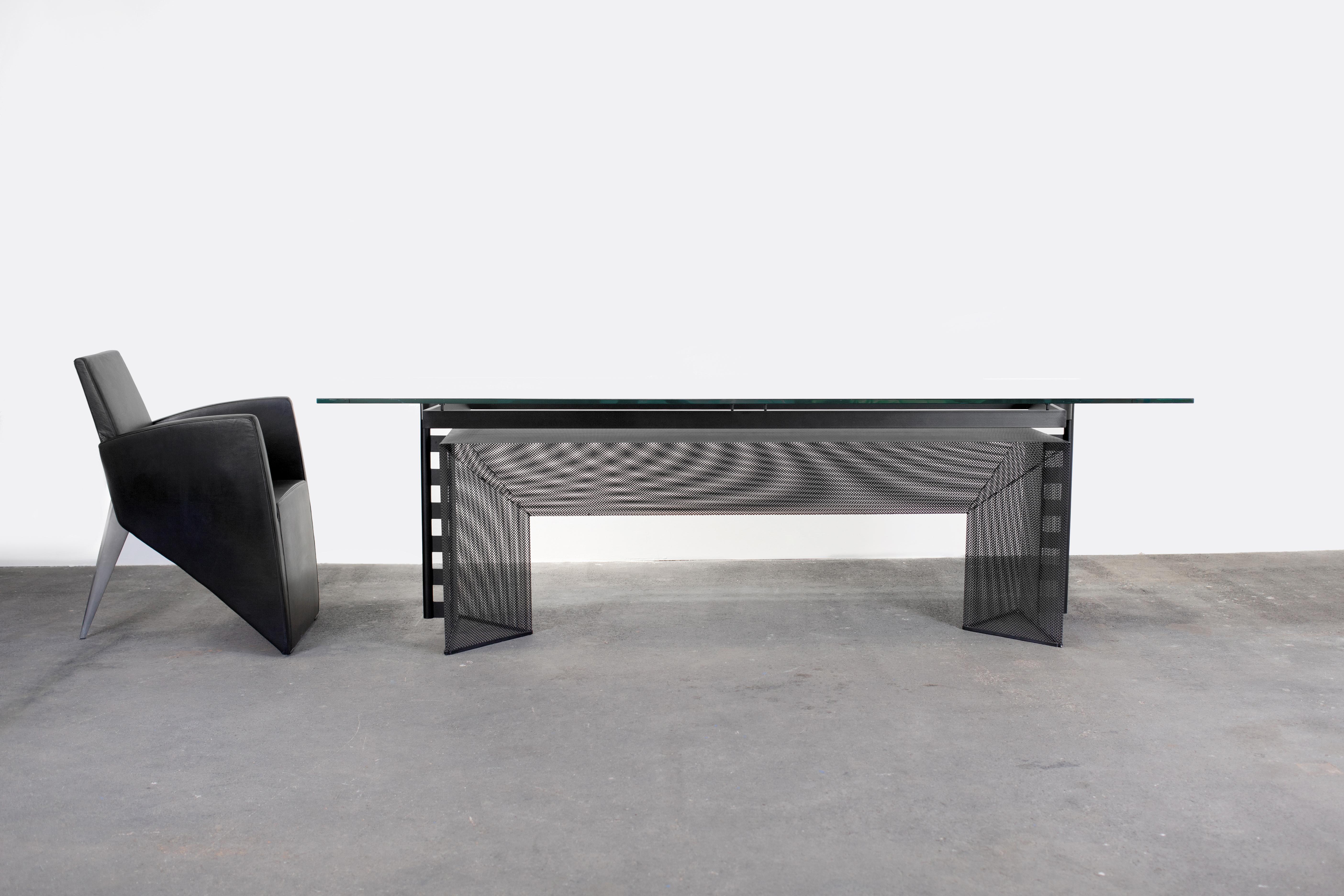 Der Schweizer Architekt Mario Botta entwarf einen postmodernen Esstisch oder Konferenztisch aus Glas und Metall mit prismatischen Elementen. 

Entworfen 1986 und hergestellt von Alias in Norditalien.

Große Glasplatten scheinen über einem