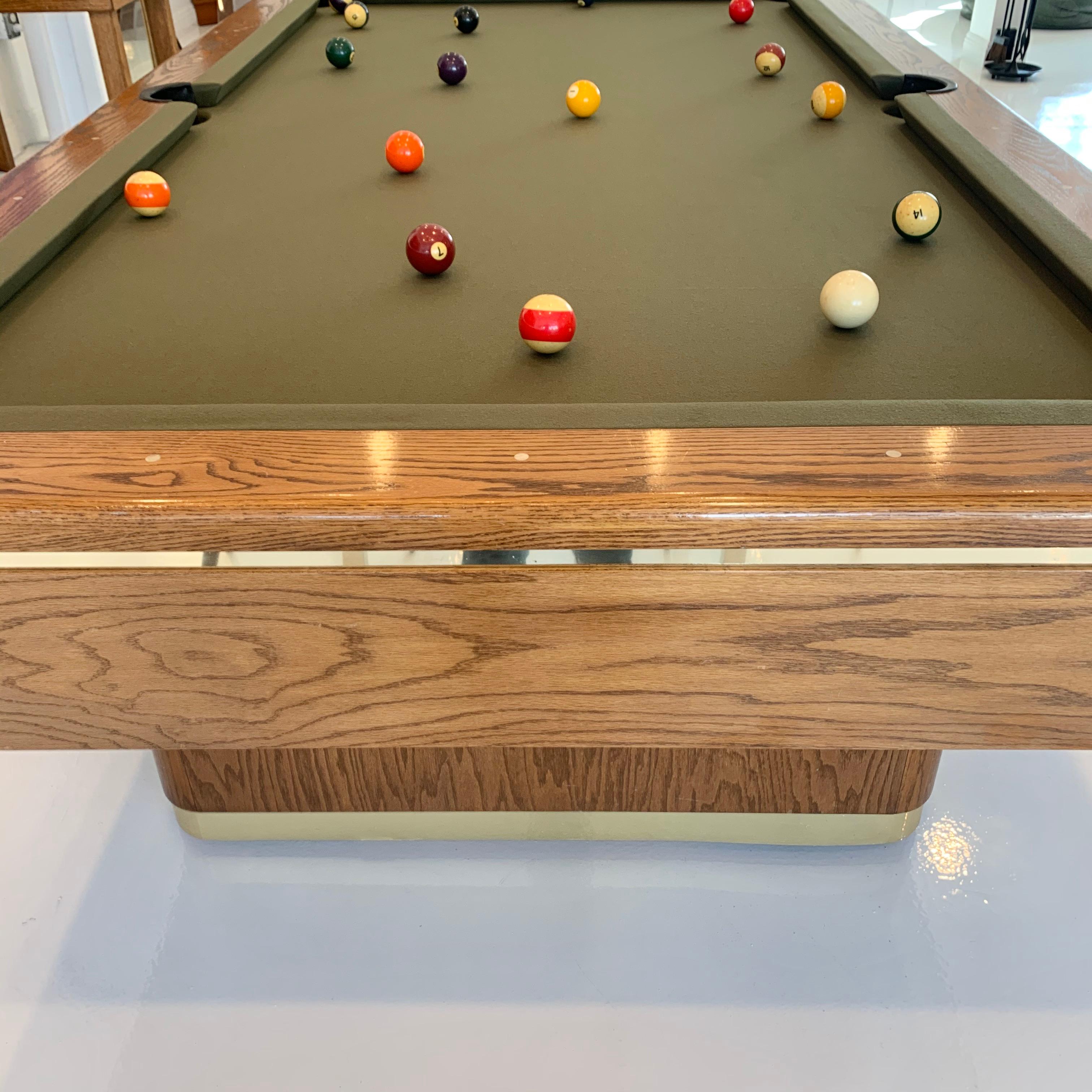 1986 Oak and Brass Pool Table In Good Condition In Los Angeles, CA