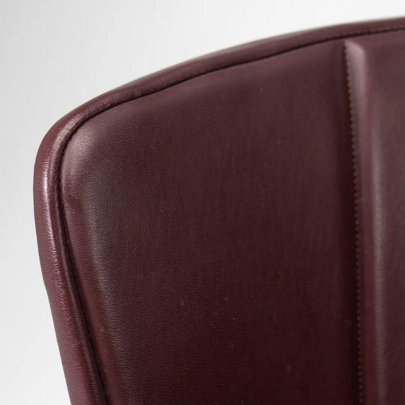 Il s'agit d'une paire de chaises d'appoint Bertoia classiques, modèle 420C, conçues en 1952 par Harry Bertoia pour Knoll International. Ces chaises sont équipées de sièges en acier soudé et conservent leurs housses d'origine entièrement rembourrées