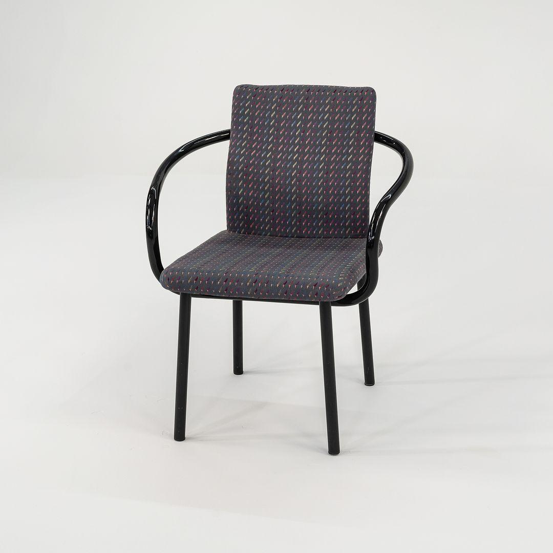 Si tratta di una coppia di sedie 'Mandarin'Äô, disegnate da Ettore Sottsass e prodotte da Knoll nel 1986. Il prezzo indicato comprende la coppia. Hanno braccioli scultorei in acciaio smaltato nero e sono dotati di seduta e schienale imbottiti. I
