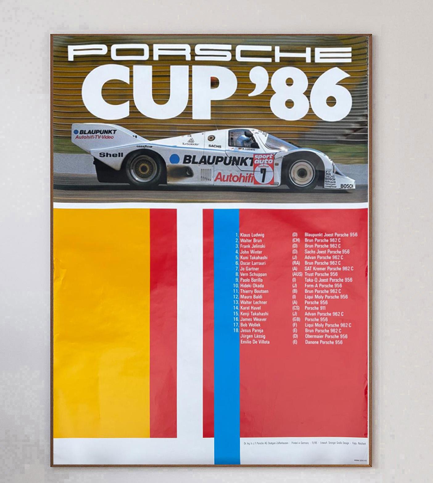 Splendido poster originale della Porsche Cup USA 1988 con l'iconica Porsche 956 di Blaupunkt Joest che sfreccia sulla pista. Un design in stile metà secolo che mette in mostra l'eredità di Porsche nelle corse, con una tipografia audace e una grafica