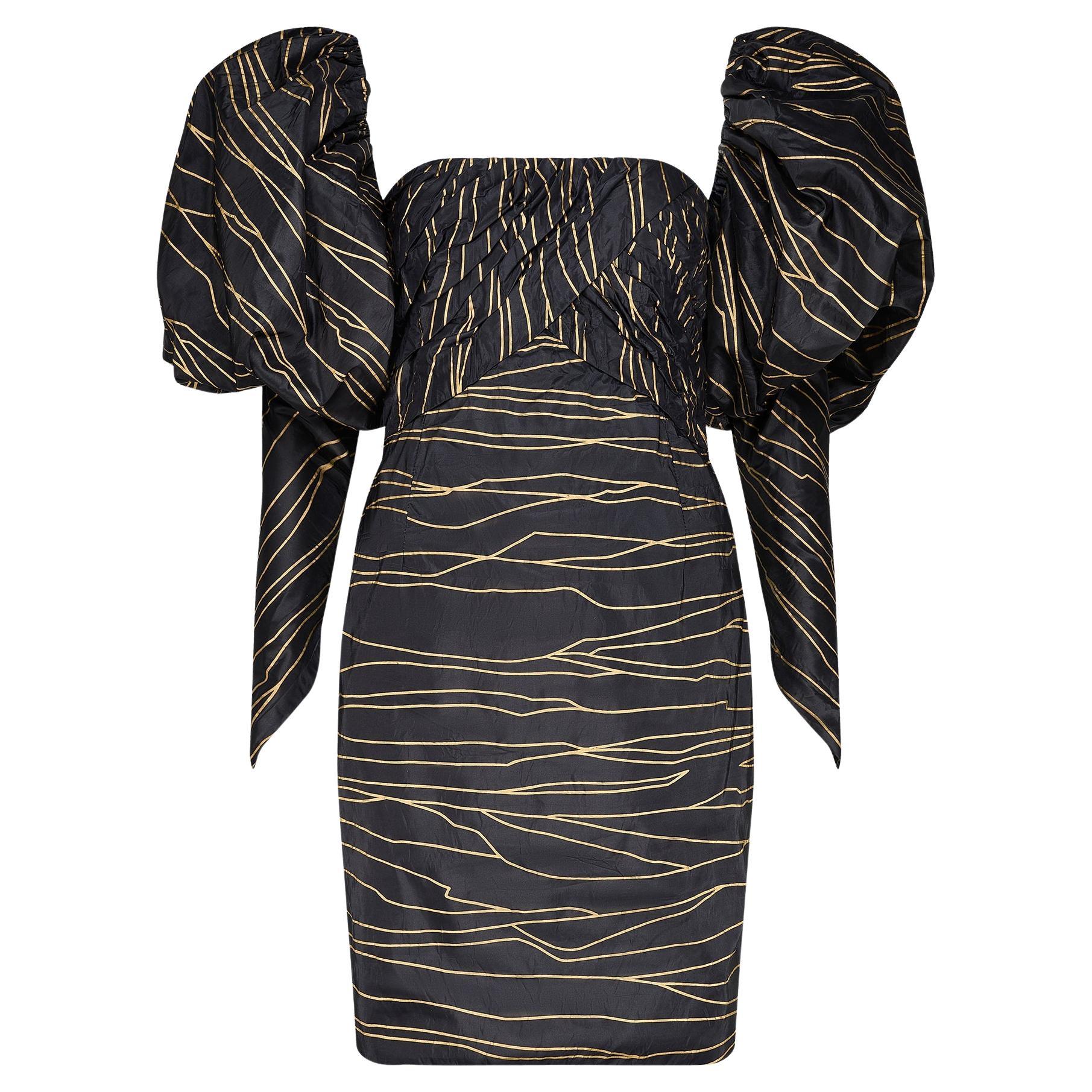 1986 Runway Chanel Gold Black Silk Dress with Detachable Puff Sleeves (Robe en soie noire avec manches bouffantes détachables)