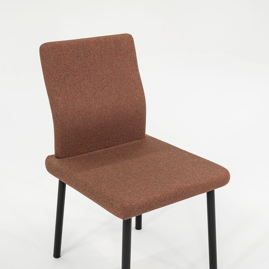 Il s'agit d'un ensemble de 4 chaises Mandarin, conçues par Ettore Sottsass et produites par Knoll en 1986. Le prix indiqué comprend le jeu de 4. Le design comprend une assise et un dossier rembourrés, et 4 pieds en acier émaillé. Ils conservent leur