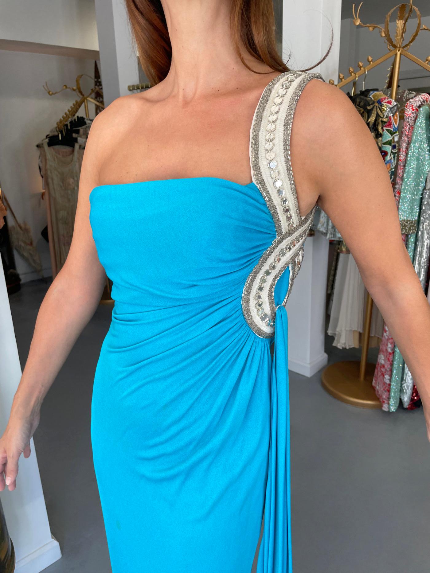 1986 Travilla Couture Whitney Houston Design Blue One-Shoulder Beaded Silk Gown In Good Condition For Sale In Beverly Hills, CA