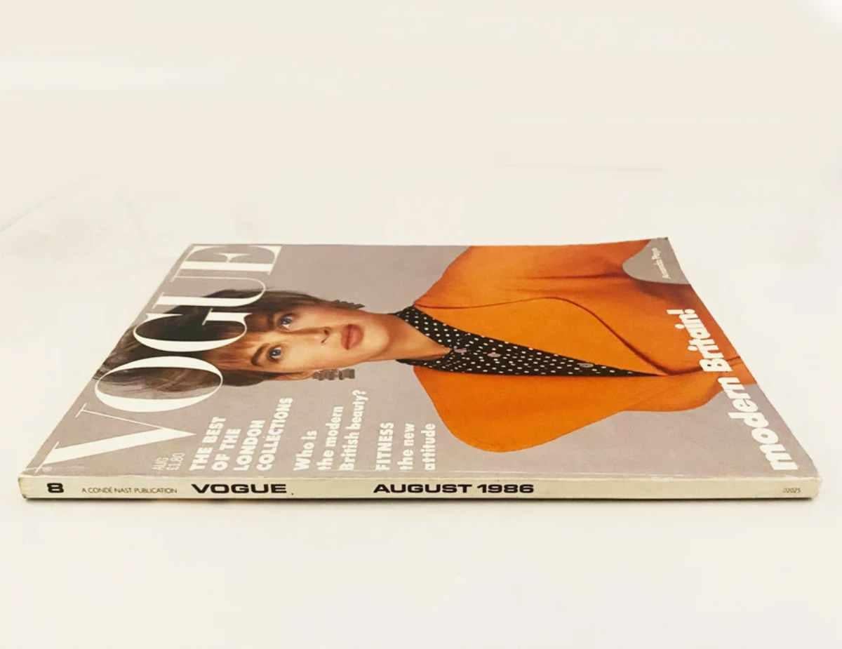1986  VOGUE Magazine - Numéro d'août - Couverture par Saul Leiter, 198 pages, en couleur et en noir/blanc

En couverture : 