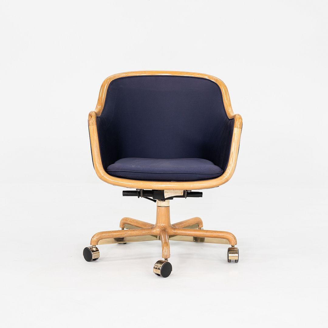 Il s'agit d'un fauteuil de bureau de direction conçu par Ward Bennett pour Brickel Associates en 1970. Cet exemple particulier a été produit en 1986 aux États-Unis. La chaise présente un cadre en chêne avec une assise, un dossier et un coussin