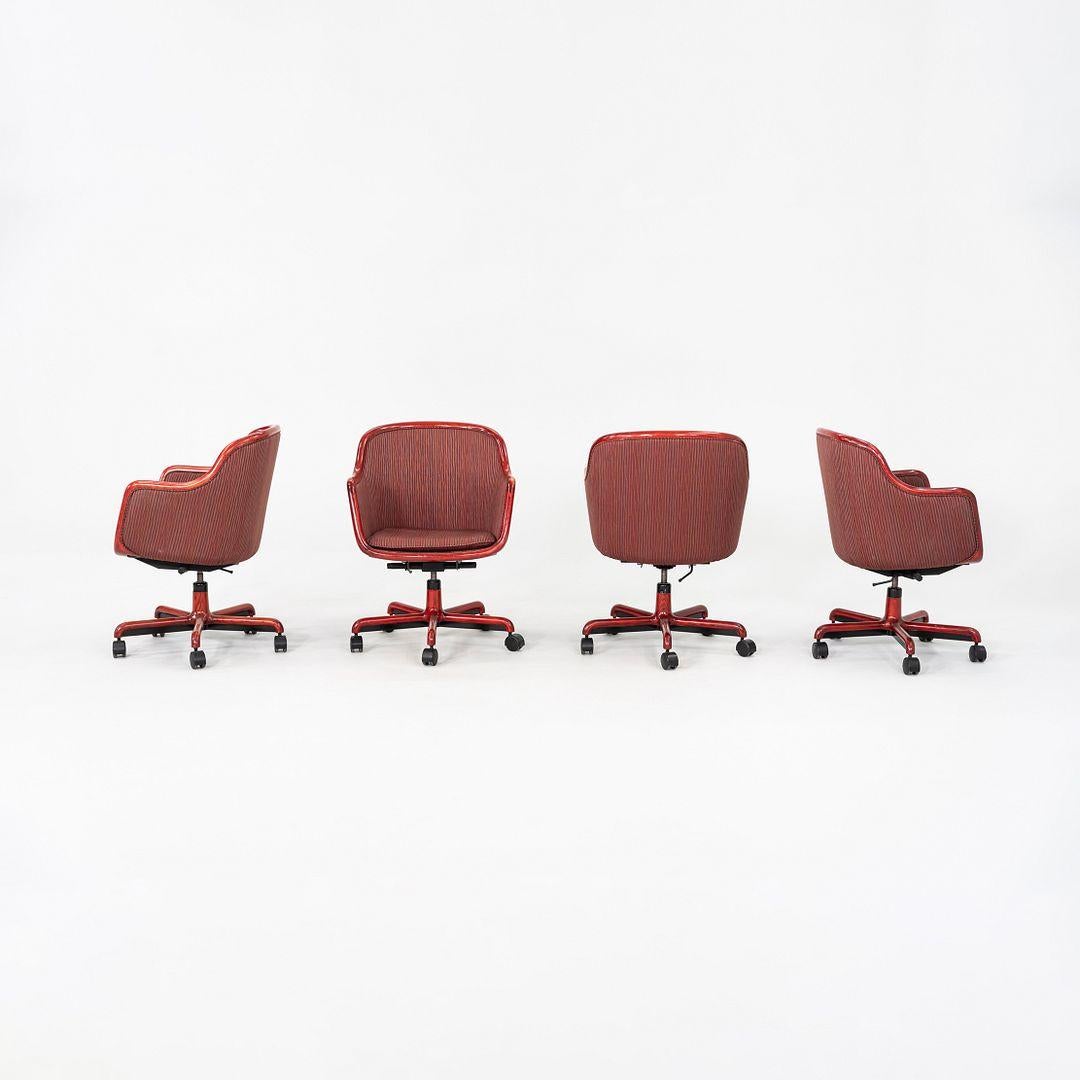Il s'agit de chaises de bureau de direction, conçues par Ward Bennett pour Brickel Associates vers 1970. Les chaises sont encadrées en chêne teinté cerisier, avec des garnitures en bois coordonnées sur leurs bases pivotantes à cinq points. Le prix