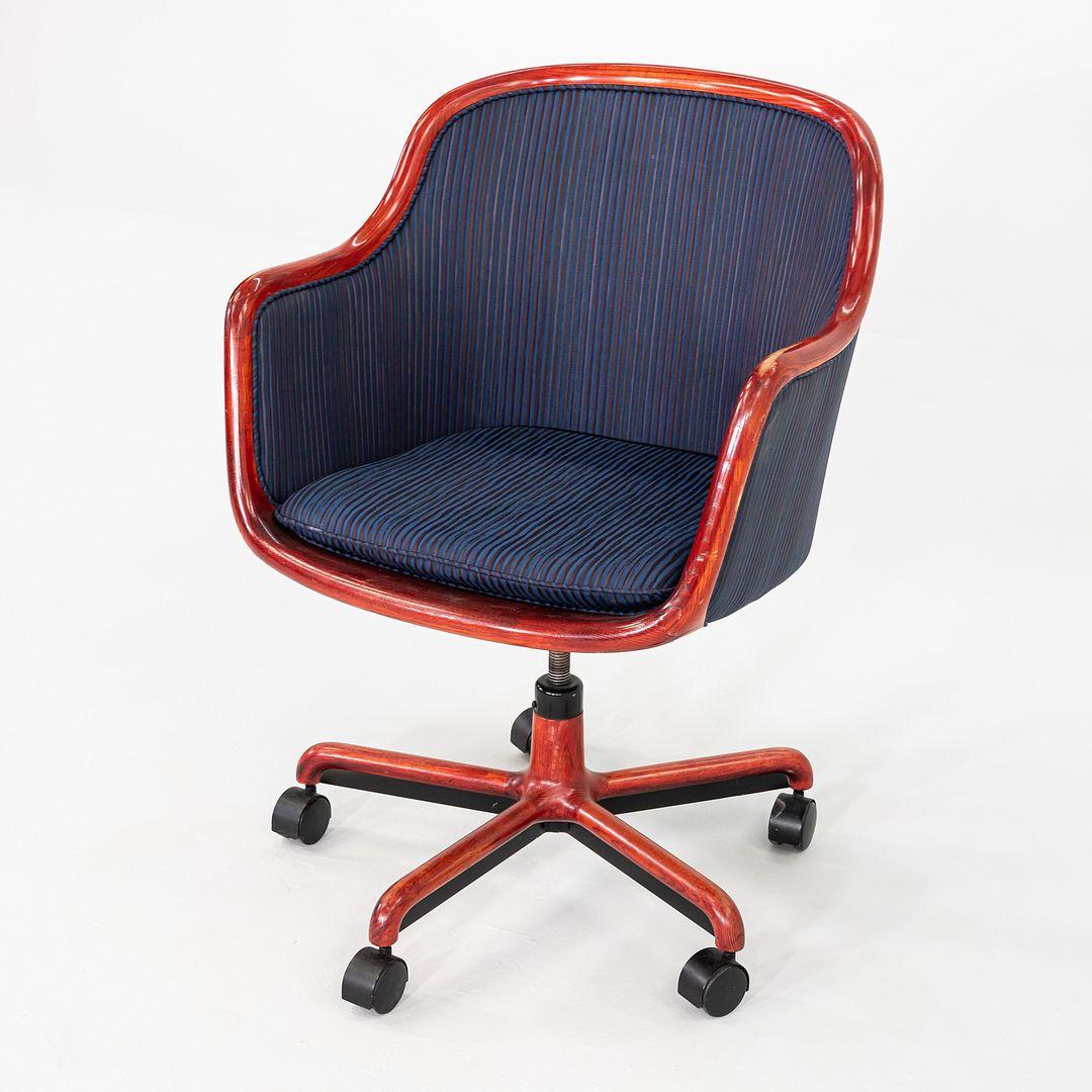 Il s'agit d'un fauteuil de bureau de direction conçu par Ward Bennett pour Brickel Associates en 1970. Cet exemple particulier a été produit en 1986 aux États-Unis. La chaise présente une structure en acier émaillé rouge avec une assise, un dossier