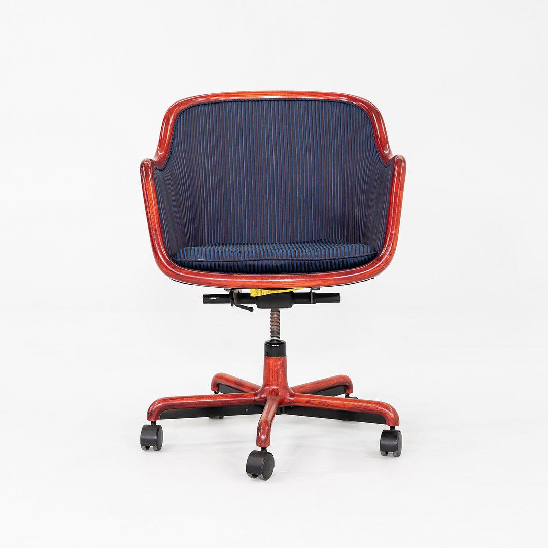 Moderne 1986 The Bennetts for Brickel Associates Executive Office Chair in with Fabric (Chaise de bureau avec tissu) en vente