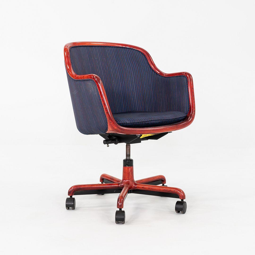 1986 The Bennetts for Brickel Associates Executive Office Chair in with Fabric (Chaise de bureau avec tissu) en vente 2