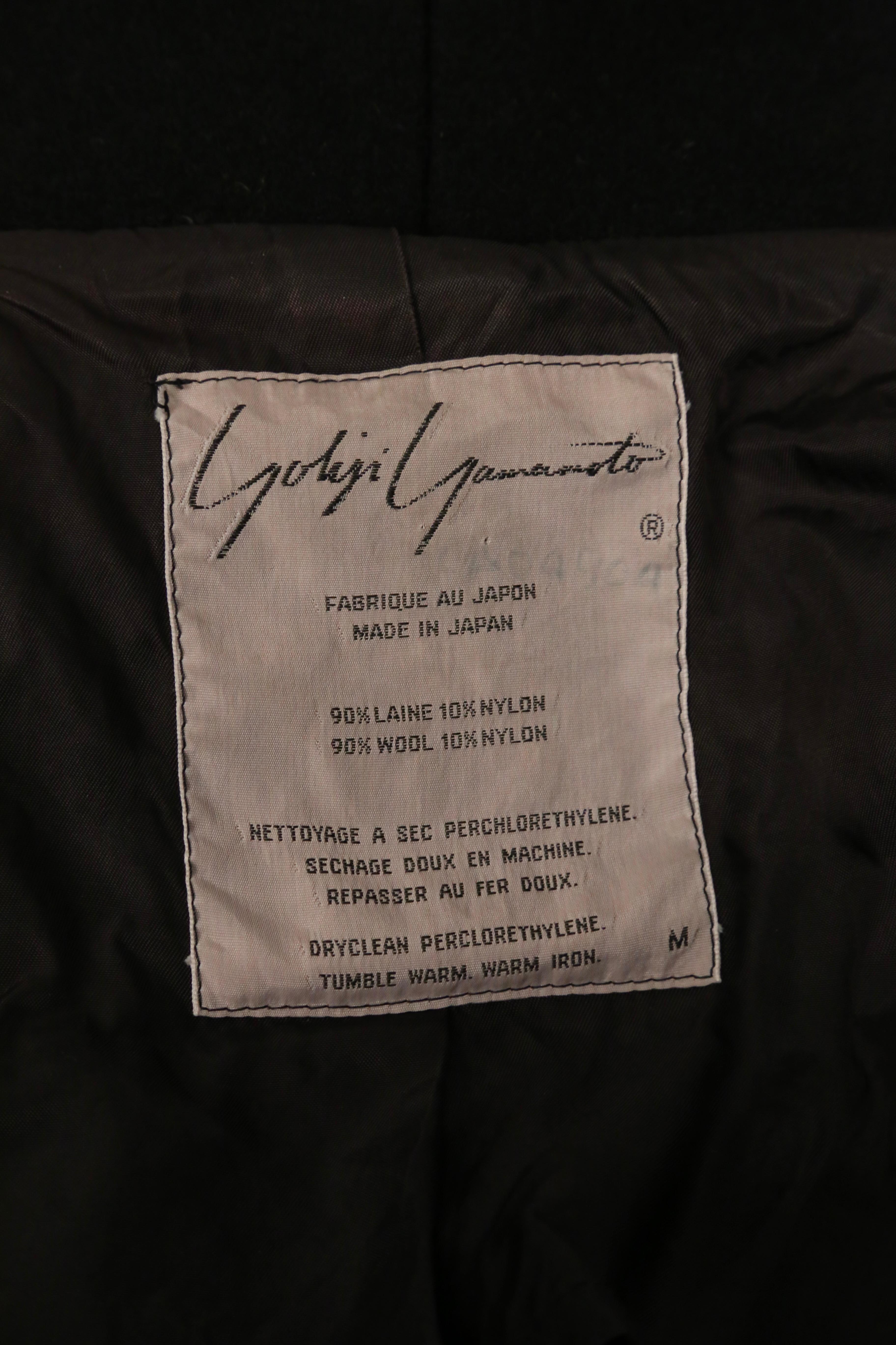 1986 YOHJI YAMAMOTO schwarzer Mantel mit bestickten Details im Angebot 6