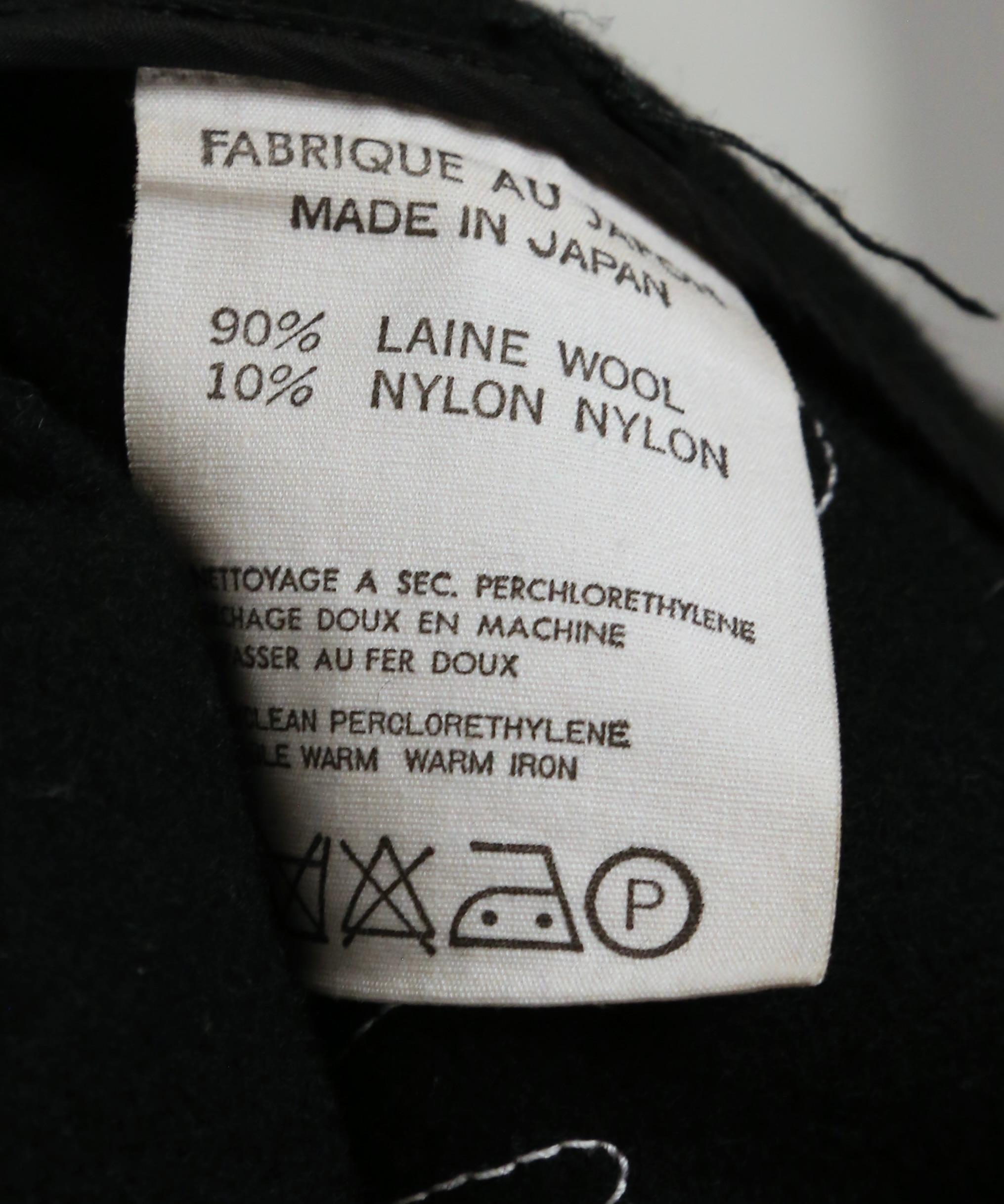 1986 YOHJI YAMAMOTO manteau noir avec détails brodés en vente 7